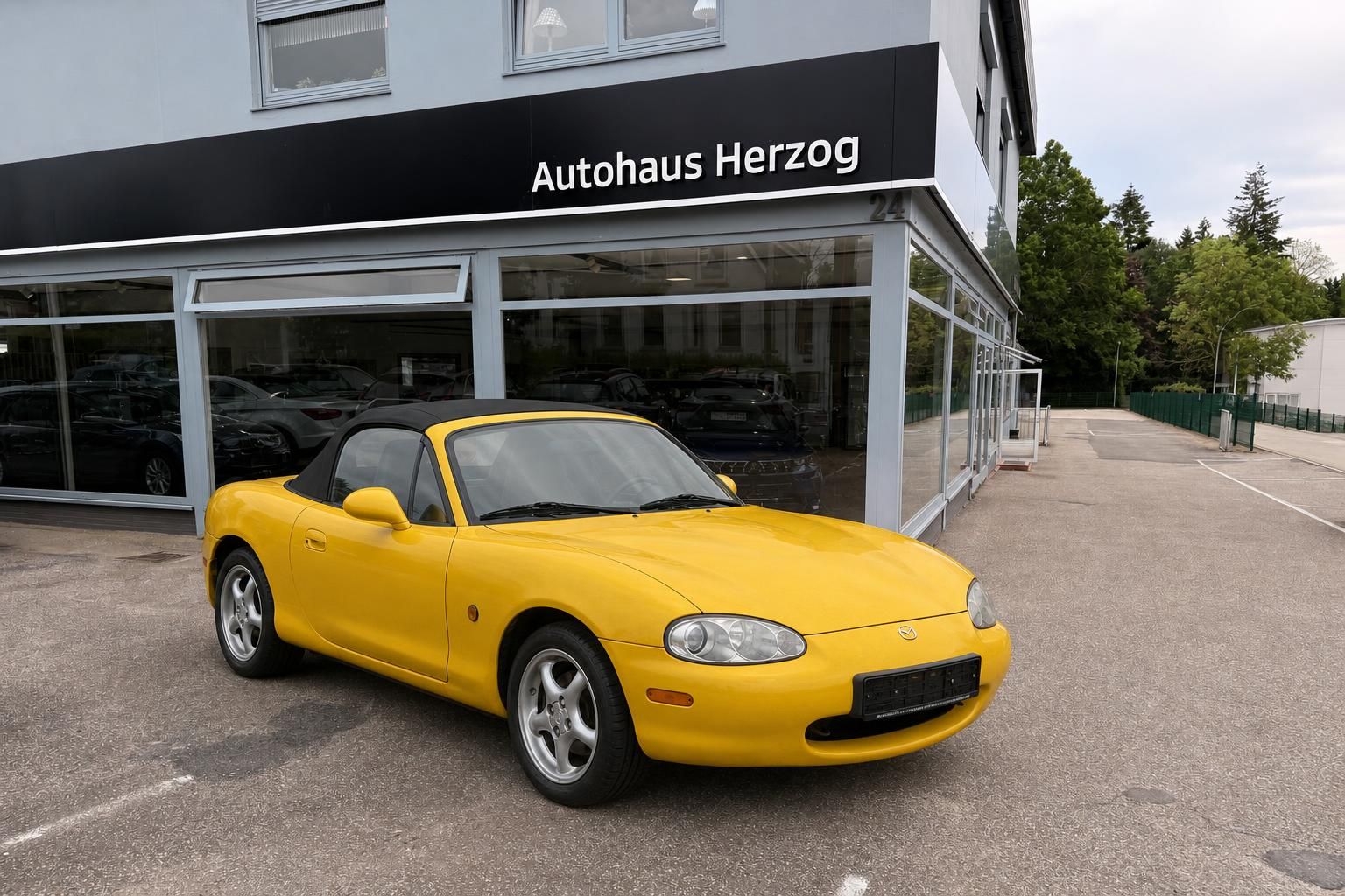 Gelber Mazda MX-5 Roadster Frontansicht mit schwarzem Verdeck - Sportwagen Gebrauchtwagen