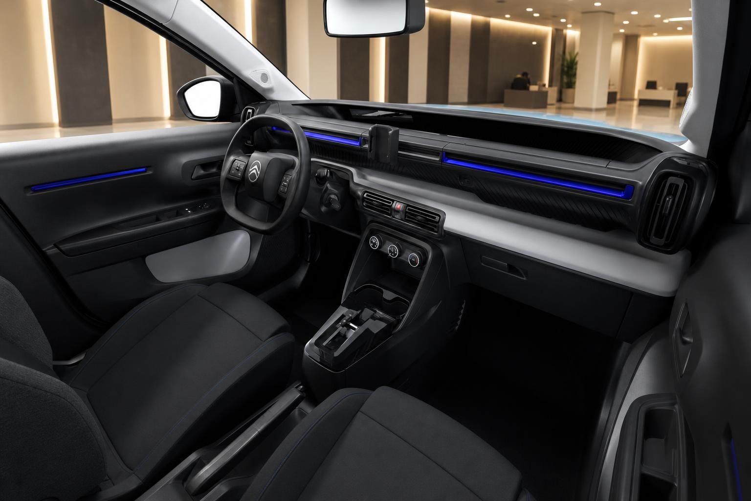 Innenraum Citroën ë-C3 mit blauer Ambientebeleuchtung und Cockpit
