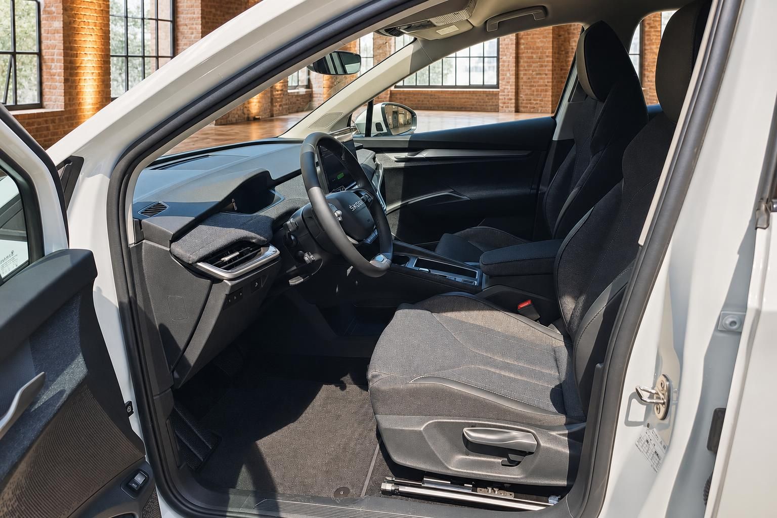 Skoda Fahrersitz und Cockpit durch geoeffnete Fahrertuer