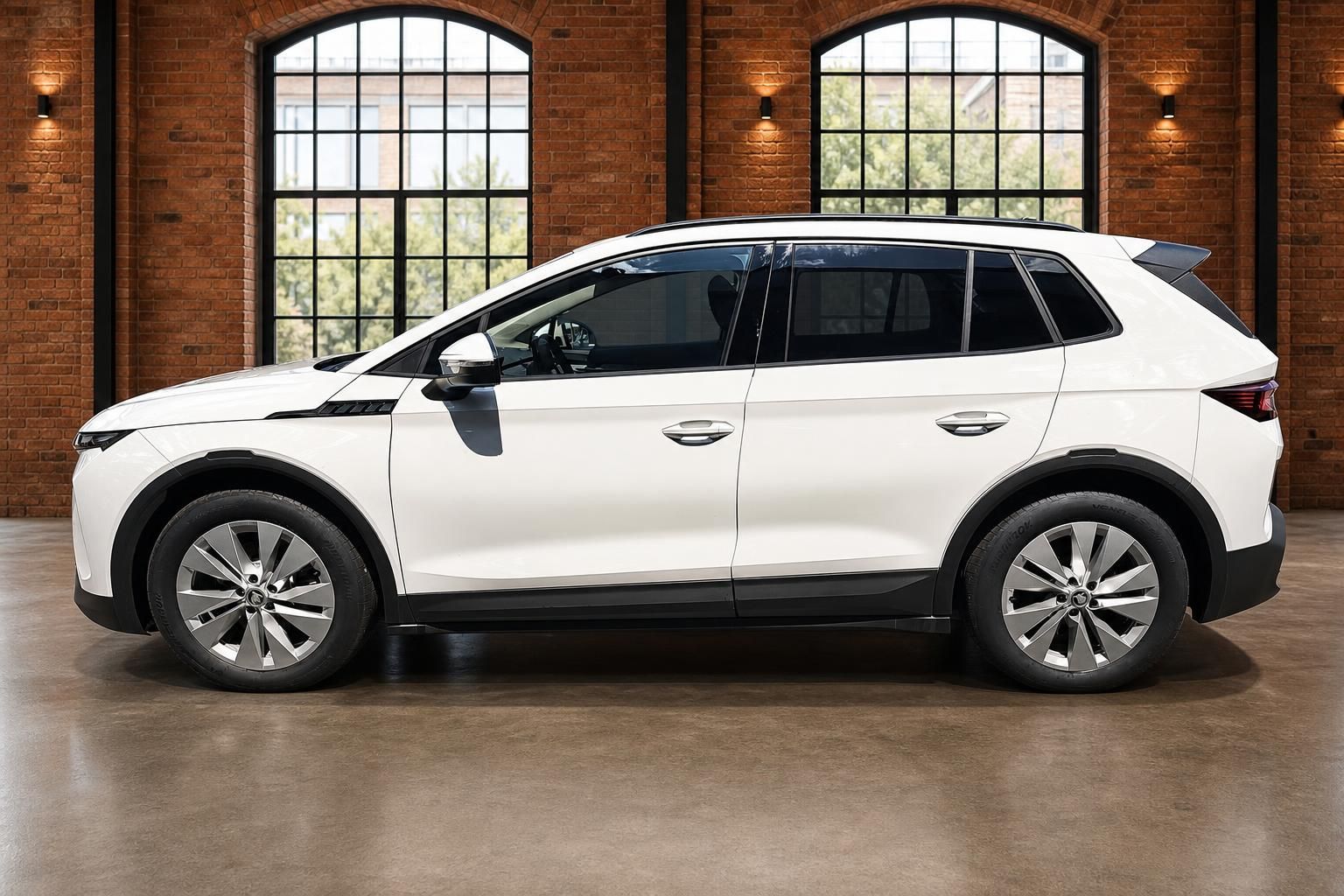 Skoda SUV in Weiß, Seitenansicht komplett in Backsteinhalle