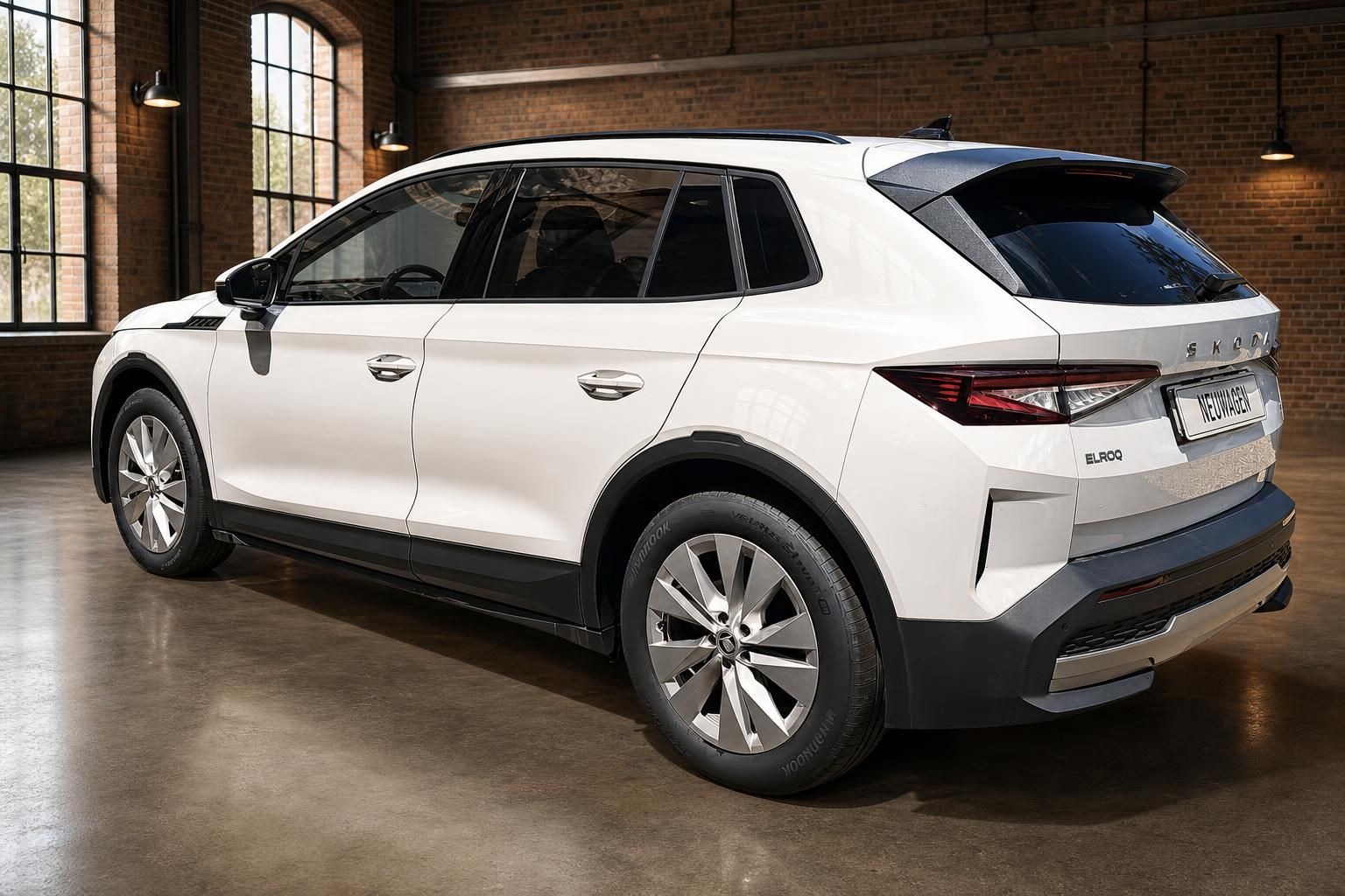 Škoda Elroq weiß, Heckansicht schräg mit Modellschriftzug