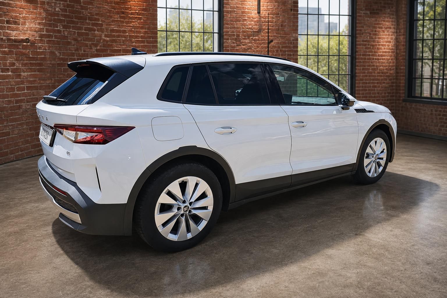 Škoda Elroq weiß, Heck-Seitenansicht in Industrie-Loft