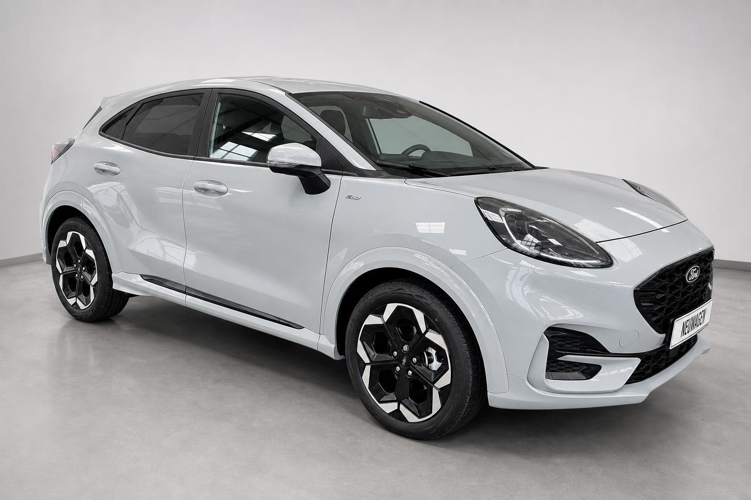 Ford Puma in Grau, Frontansicht schräg mit LED-Scheinwerfern