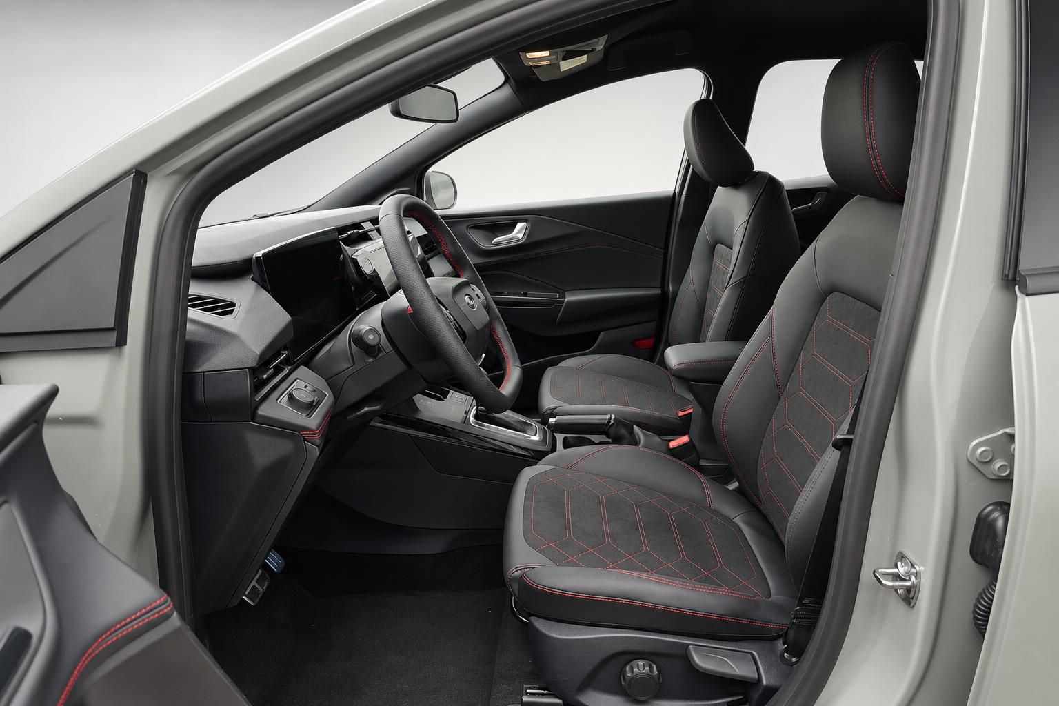 Ford Puma Innenraum mit Sportsitzen und roter Kontrastnaht