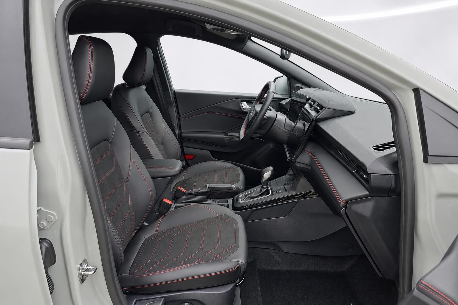 Ford Puma Innenraum Vordersitze mit Blick aufs Lenkrad