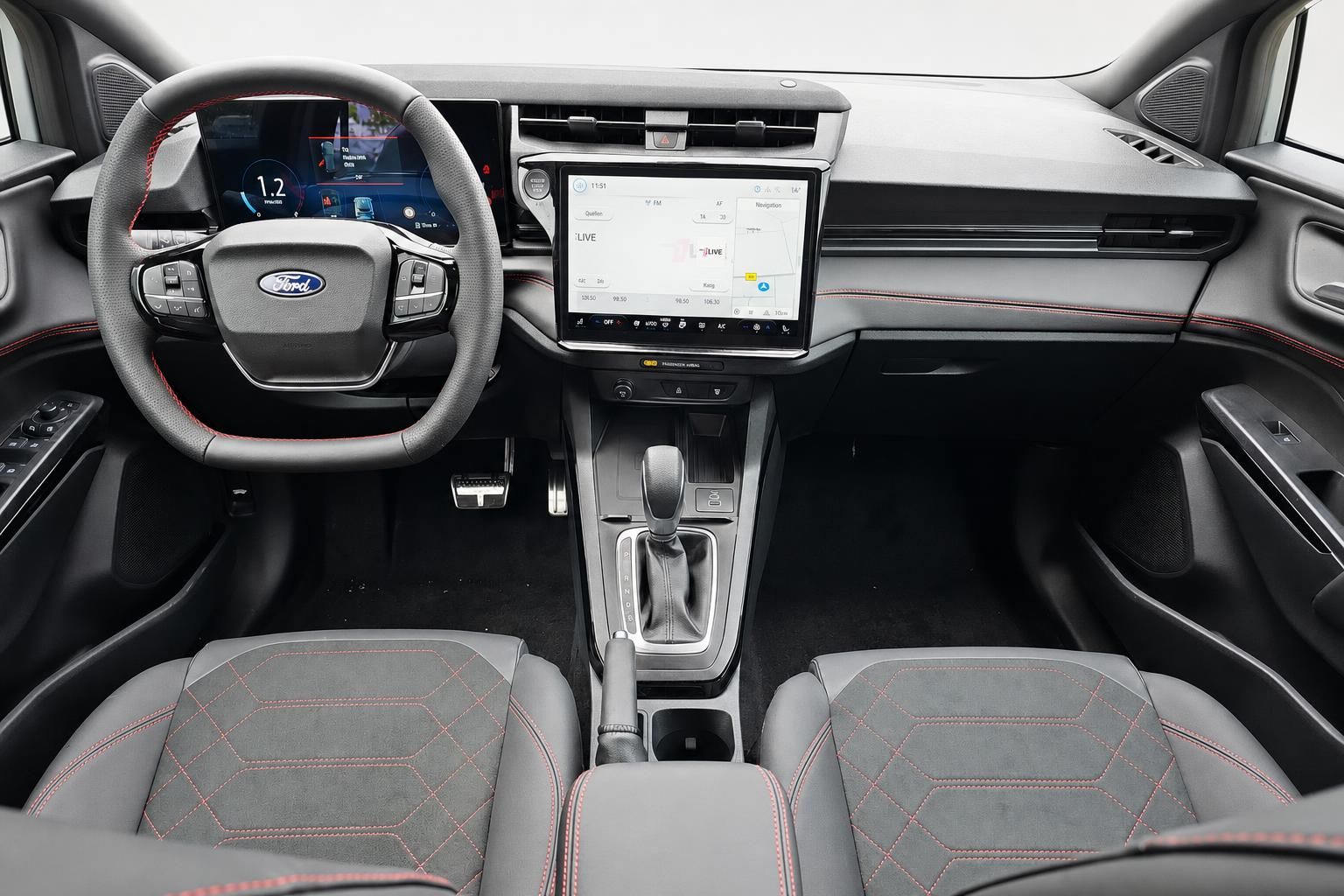 Ford Puma Cockpit mit Lenkrad und Touchscreen Navigation