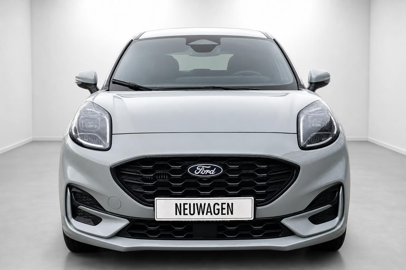 Ford Puma silber Frontansicht Neuwagen im Studio