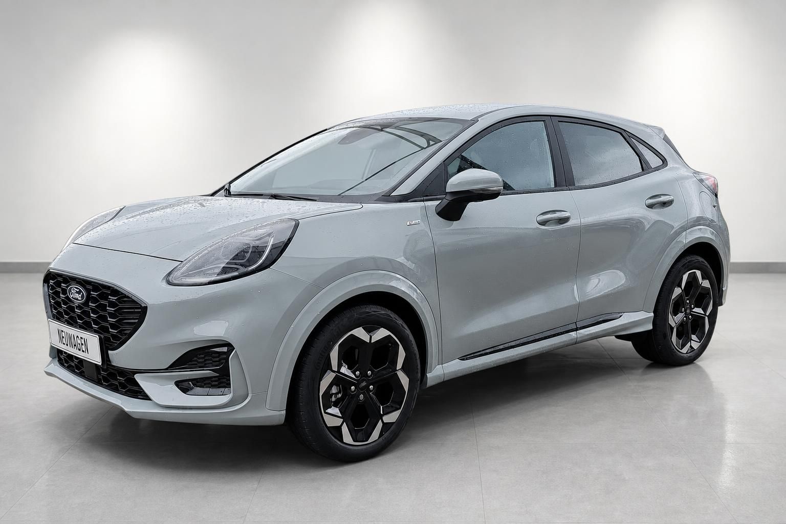 Ford Puma silber Frontansicht schraeg Neuwagen Studio