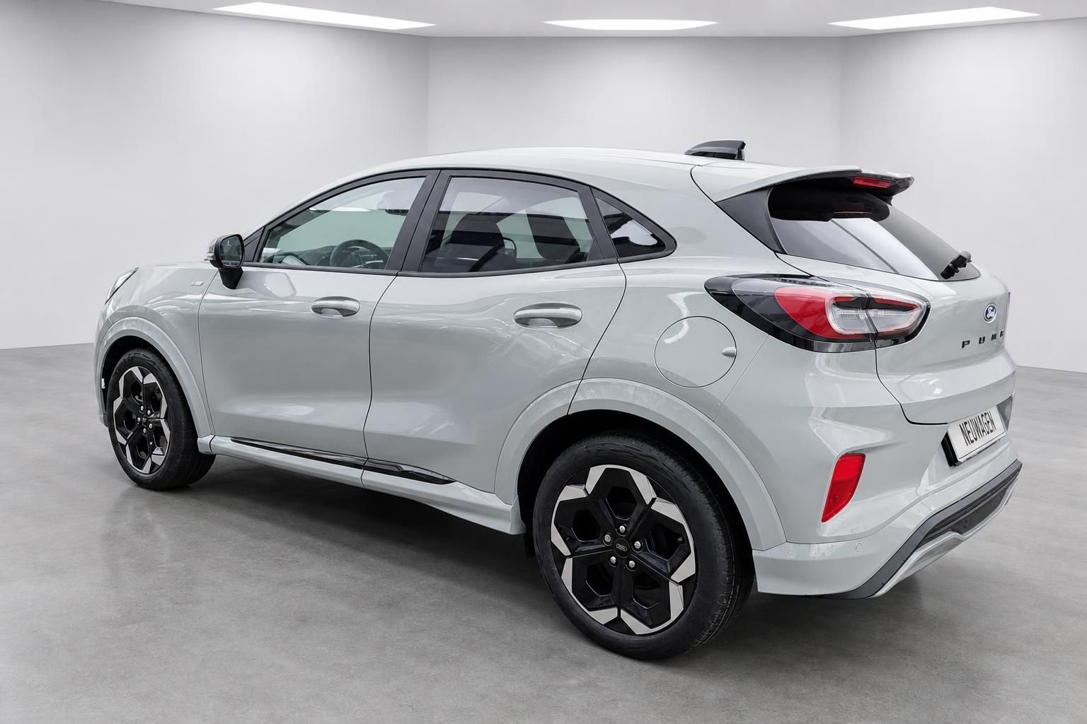 Ford Puma grau Heckansicht schraeg Neuwagen Studio