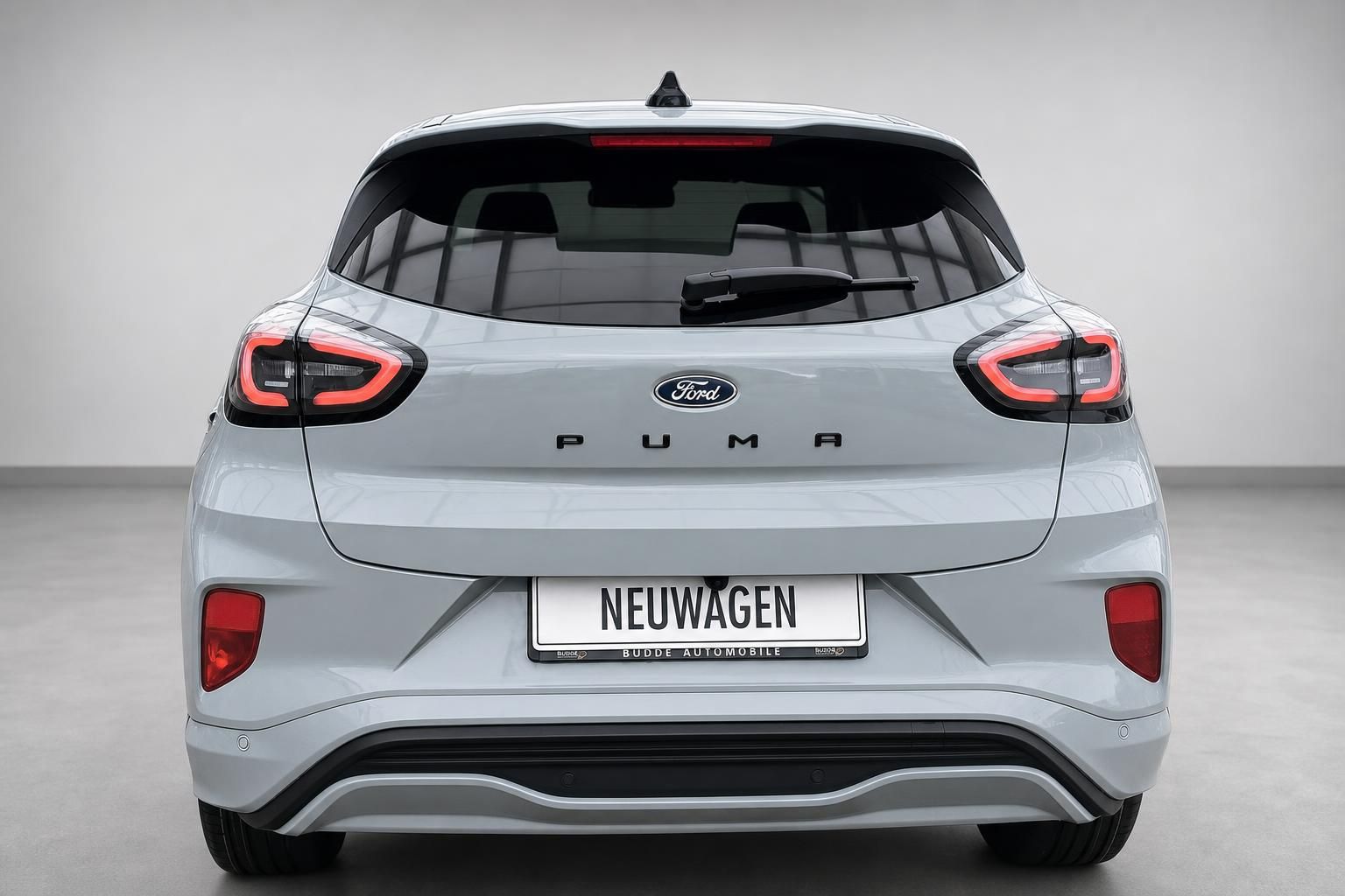 Ford Puma in Grau, Heckansicht mit LED-Rückleuchten im Studio