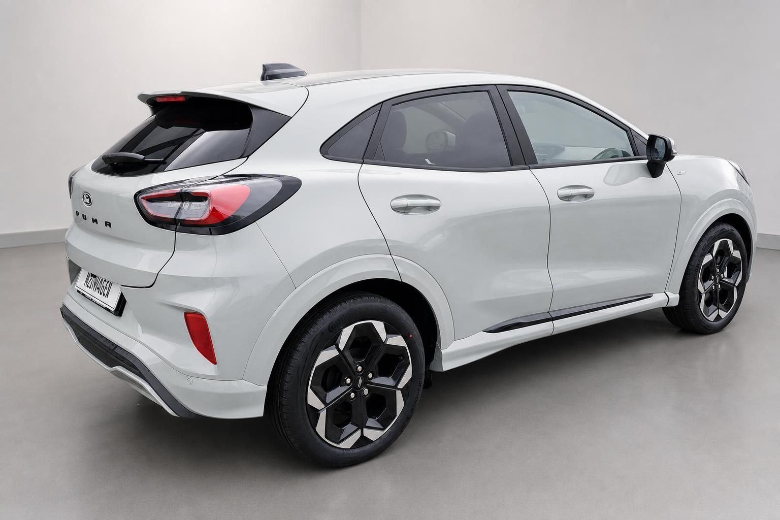 Ford Puma Weiß, Heck-Seitenansicht mit sportlichen Alufelgen