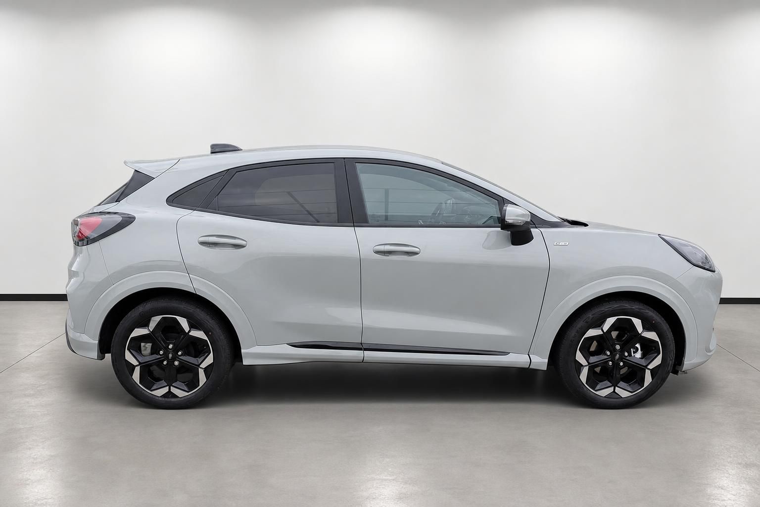 Ford Puma in Silber, seitliche Profilansicht im Studio