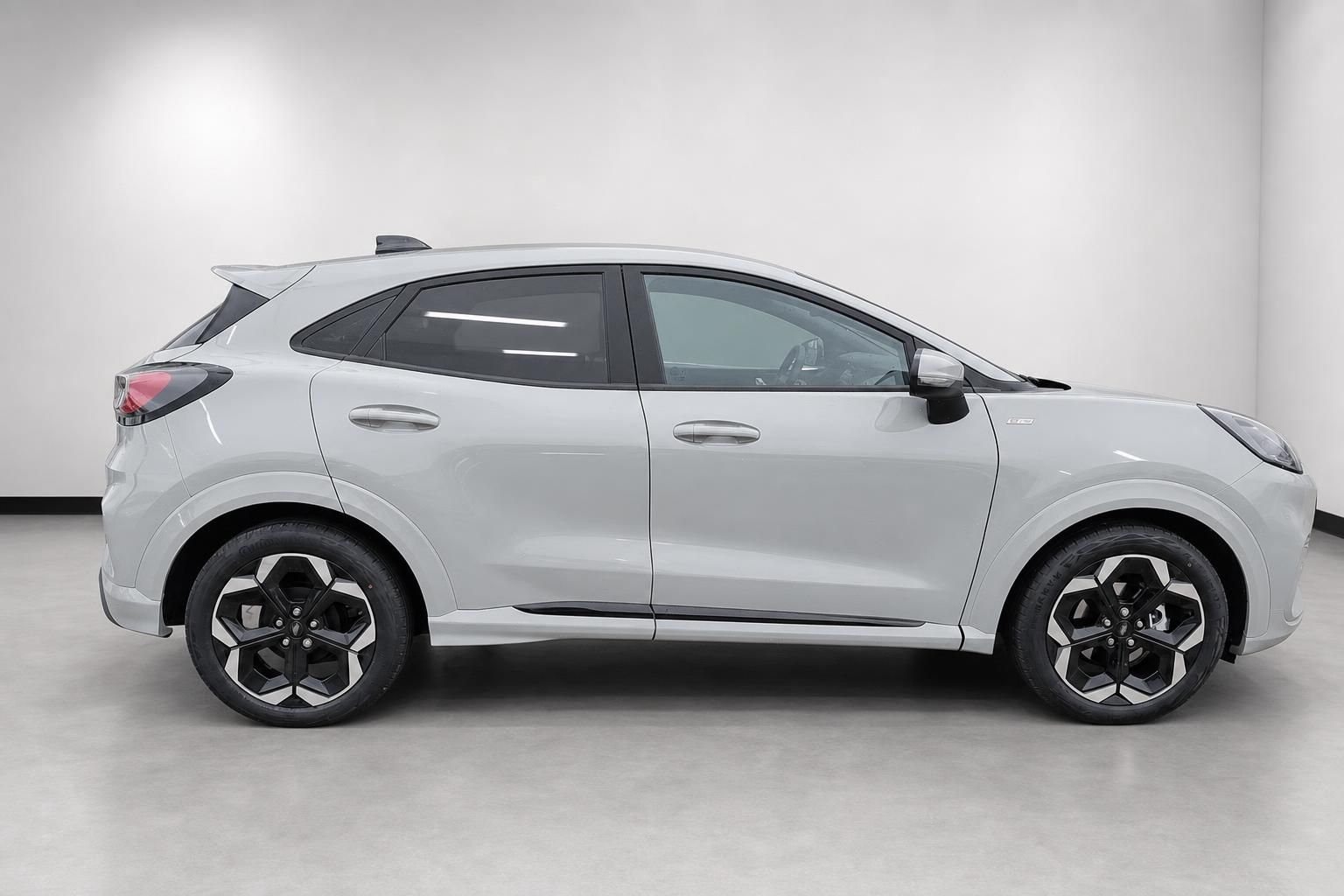 Ford Puma Silber, Seitenansicht mit schwarzen Felgen