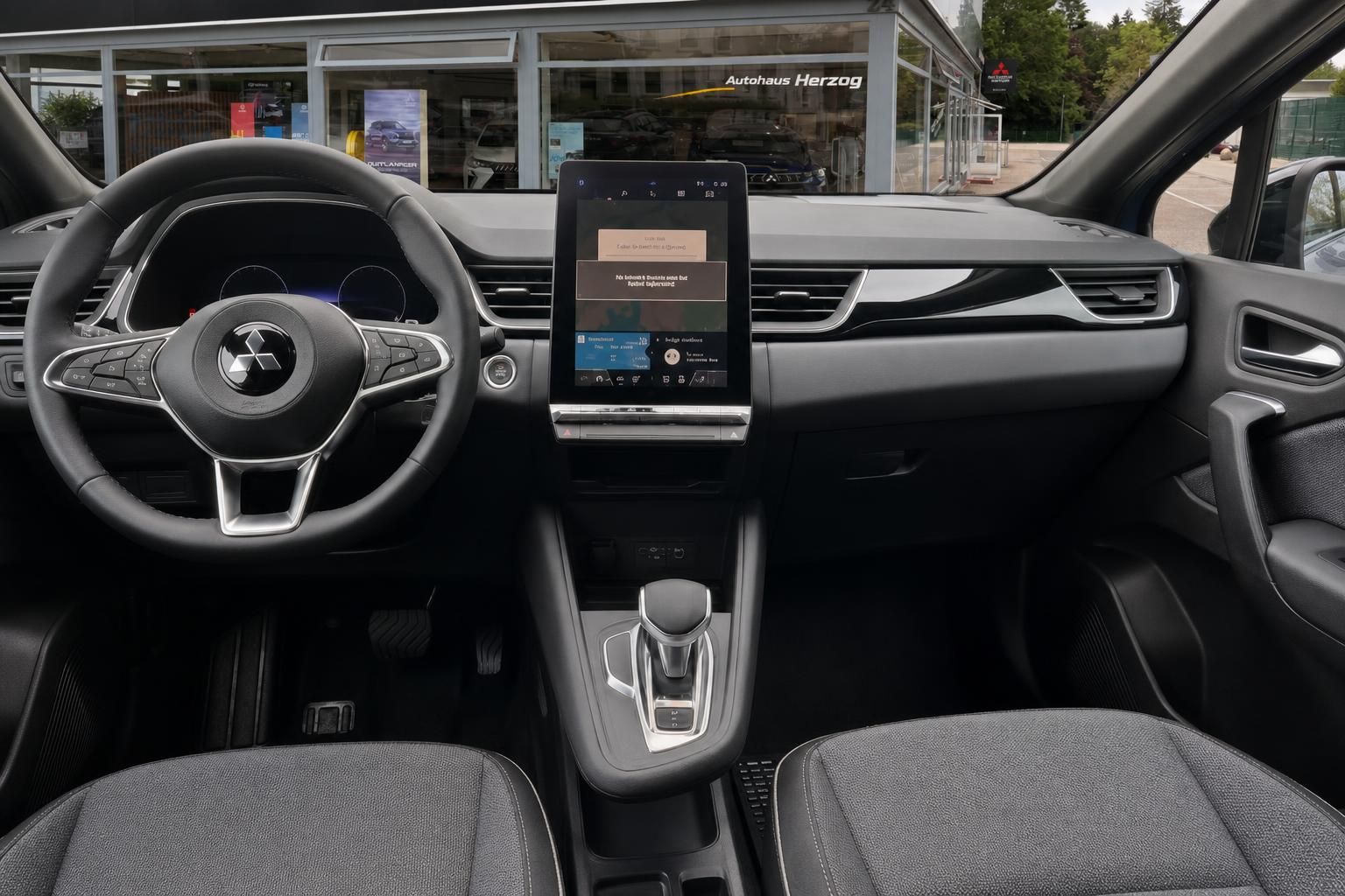 Mitsubishi SUV Armaturenbrett mit Touchscreen, Lenkrad und schwarzem Interieur