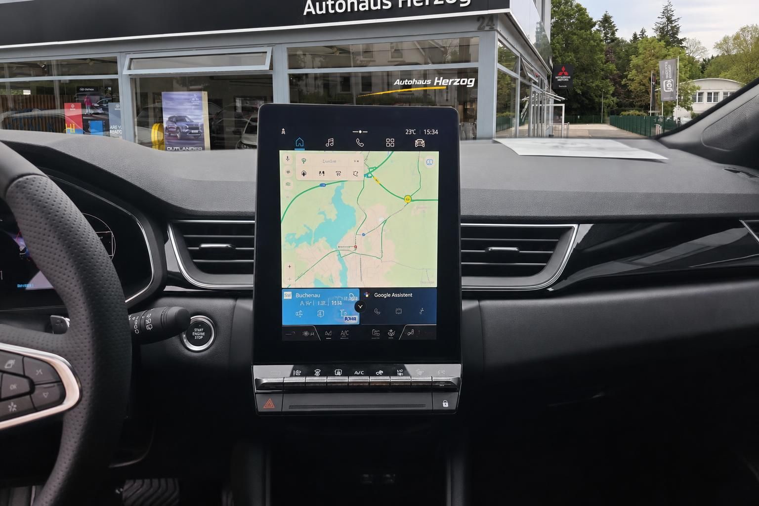 Fahrzeug Innenraum mit Navigationssystem und Touchscreen Display bei Autohaus Herzog
