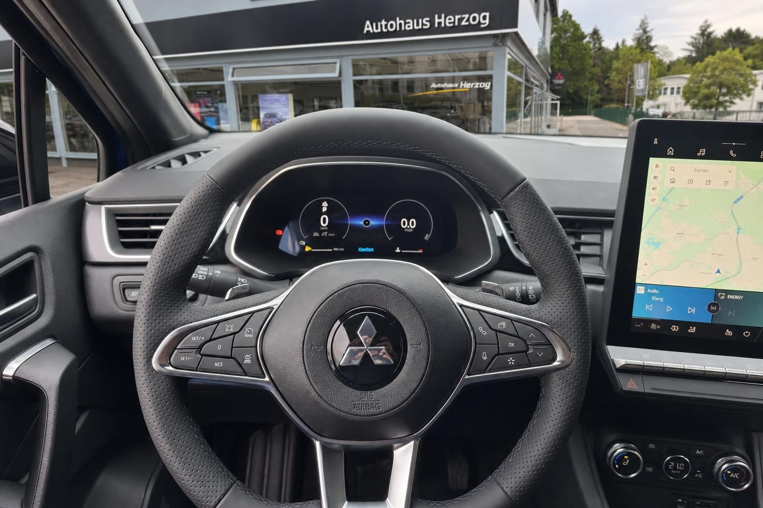 Mitsubishi Lenkrad mit Multifunktionstasten und digitalem Kombiinstrument im Cockpit