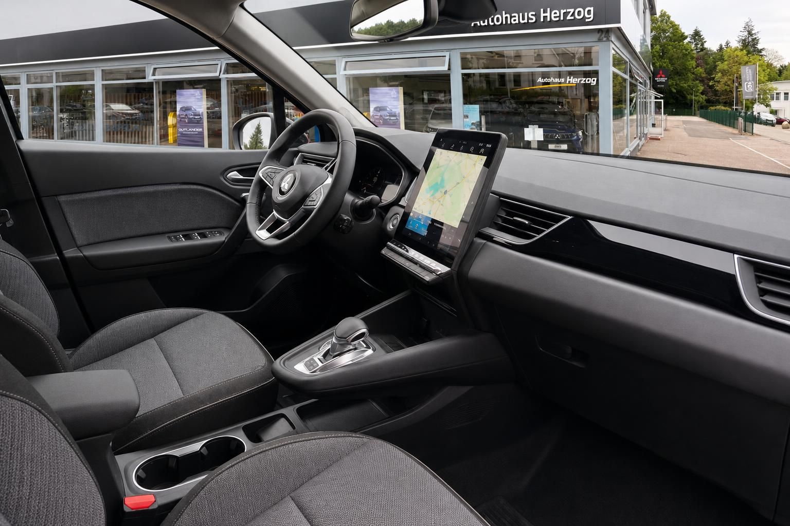 Fahrzeug Innenraum mit grauem Armaturenbrett, Touchscreen und Klimabedienung