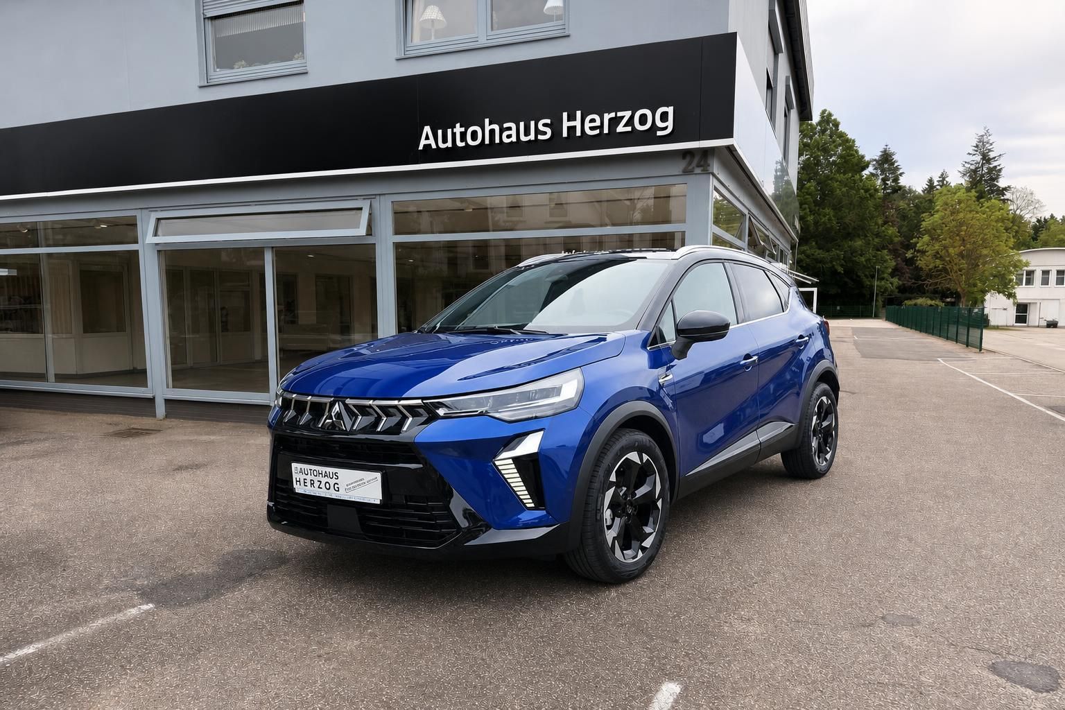 Blauer Mitsubishi ASX SUV - Frontansicht vor Autohaus Herzog