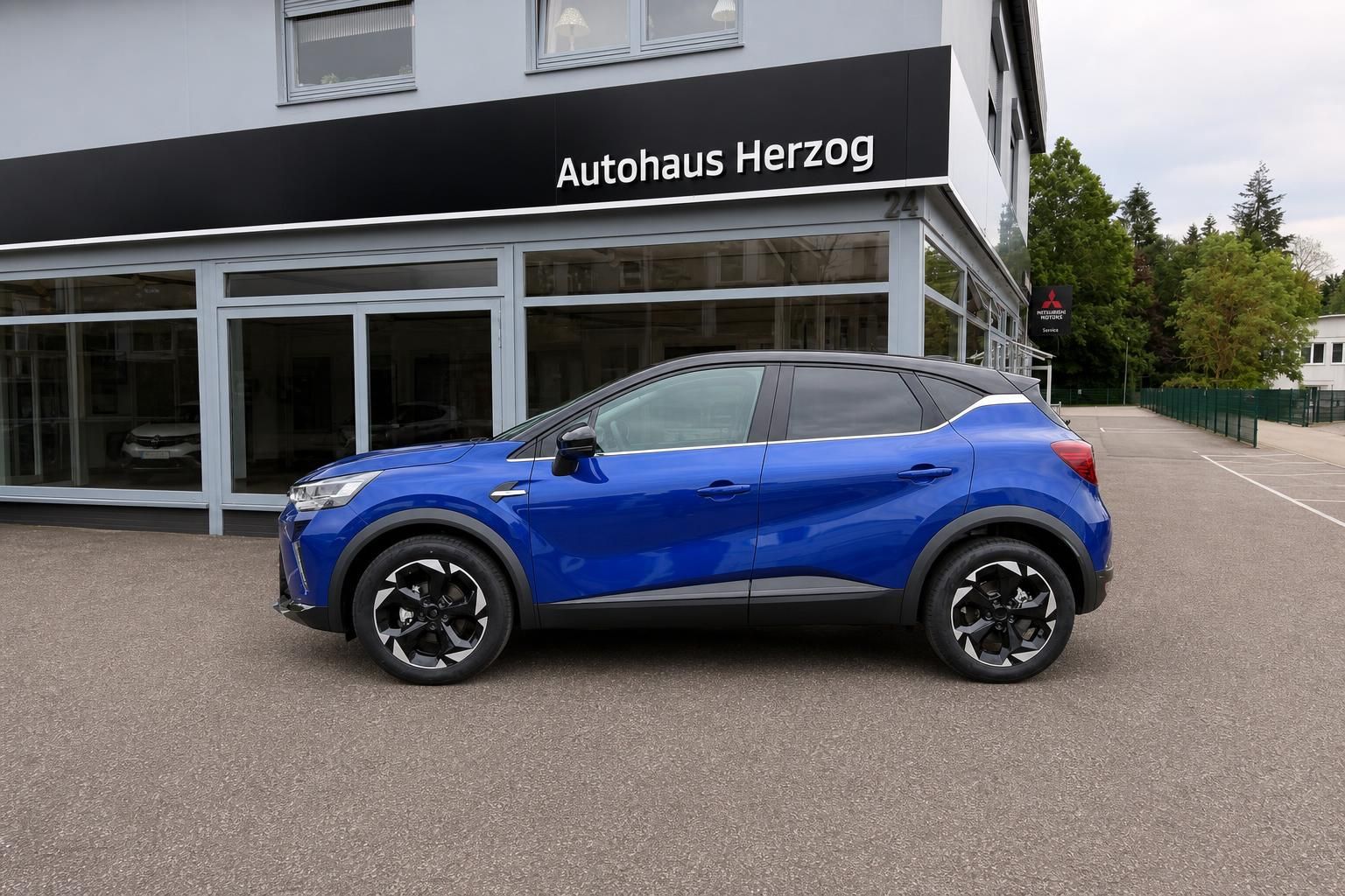 Blauer Mitsubishi ASX SUV - Seitenansicht mit schwarzen Felgen