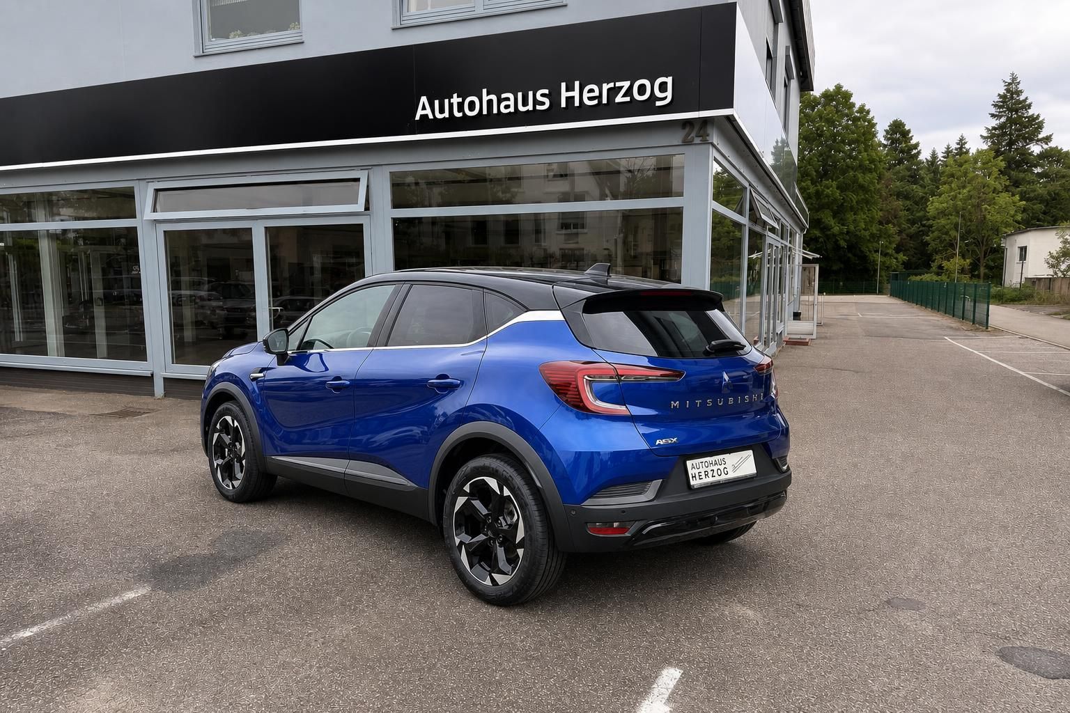 Blauer Mitsubishi ASX SUV - Heckansicht mit Rückleuchten