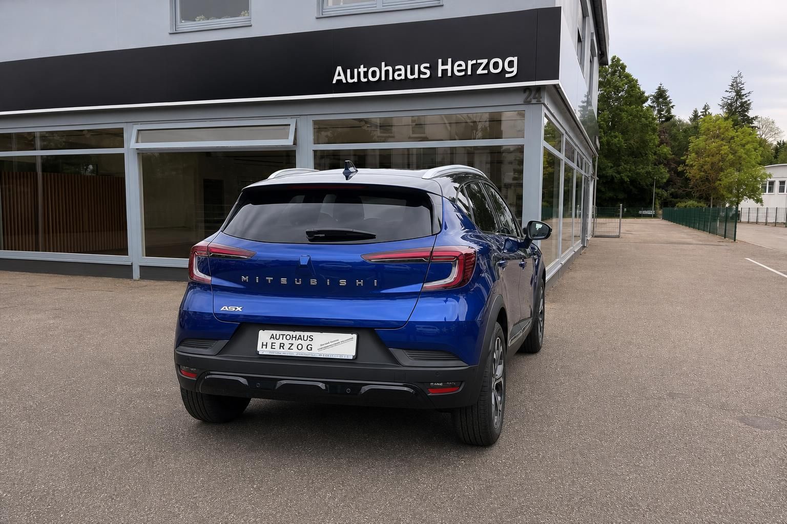 Blauer Mitsubishi ASX SUV - Heck-Schrägansicht vor Autohaus