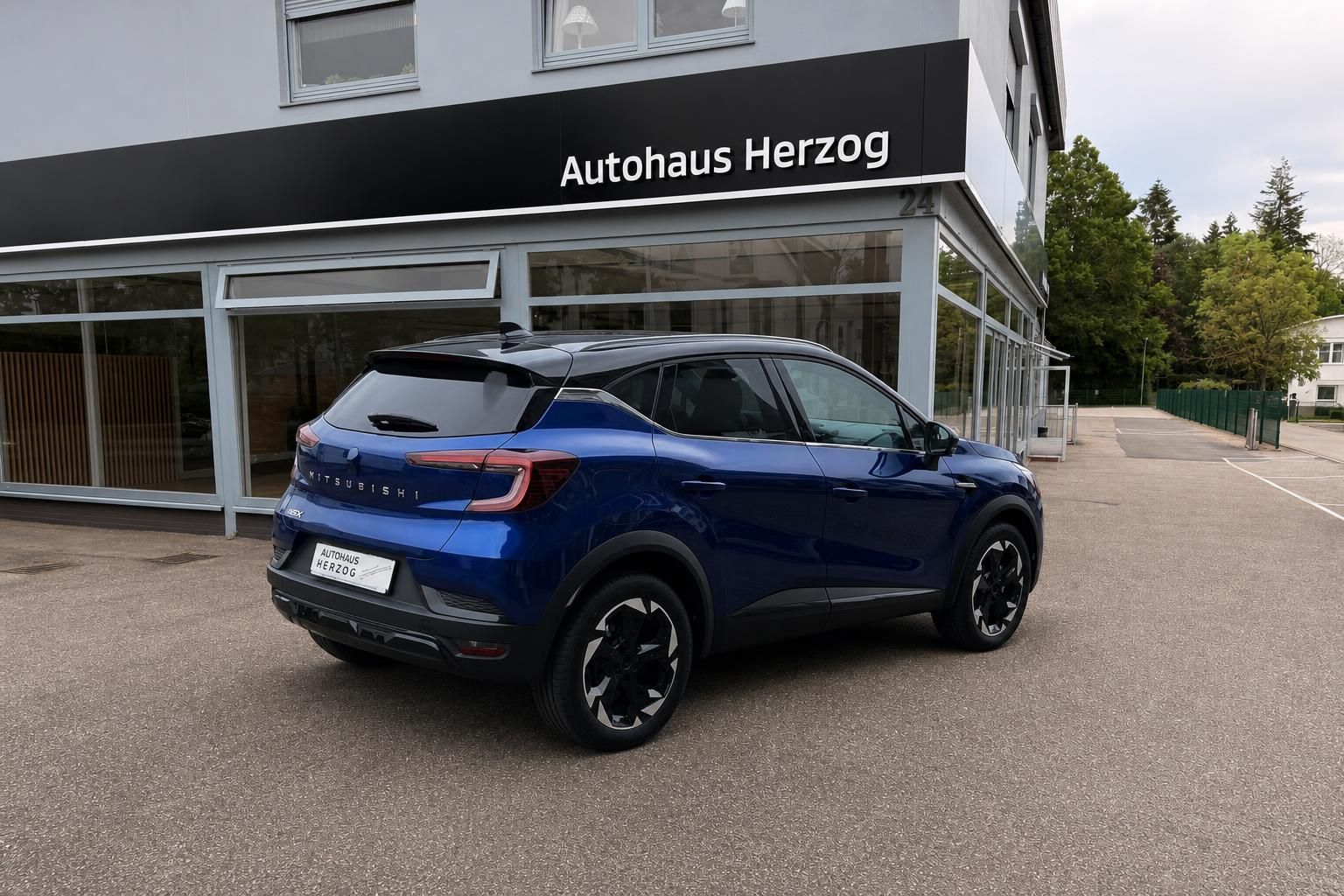 Blauer Mitsubishi ASX SUV - Heck-Seitansicht mit Autohaus Herzog Kennzeichen