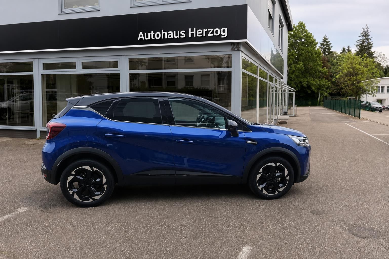 Blauer Mitsubishi SUV Seitenansicht von links beim Autohaus Herzog