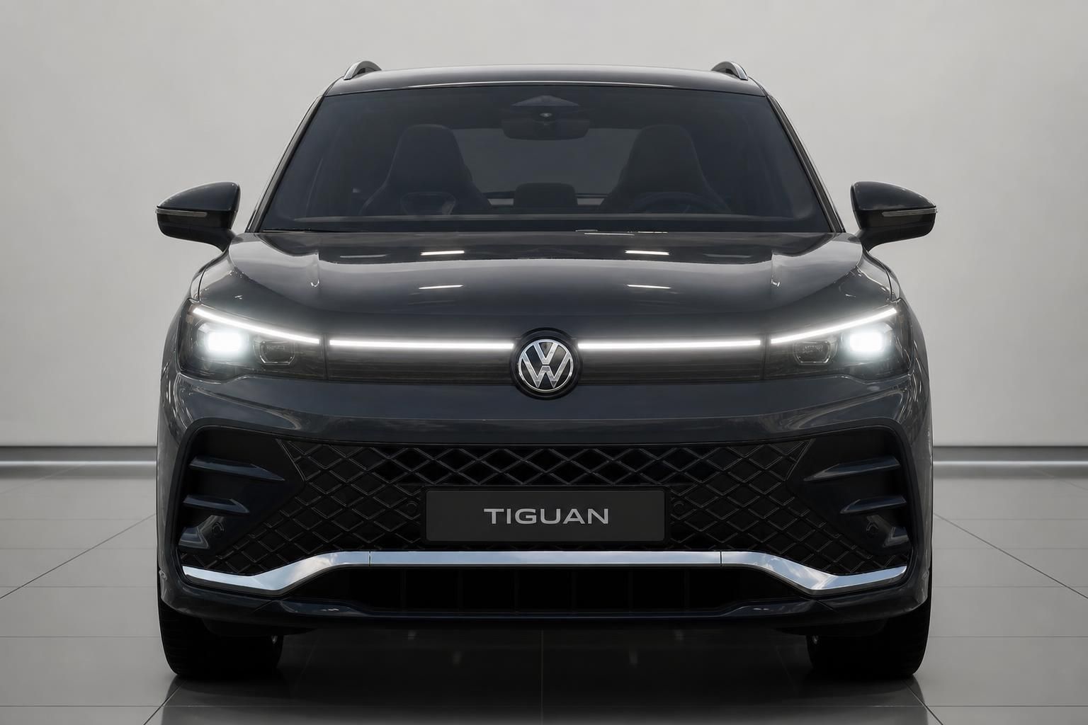 VW Tiguan in Grau Frontansicht mit LED-Scheinwerfern im Showroom