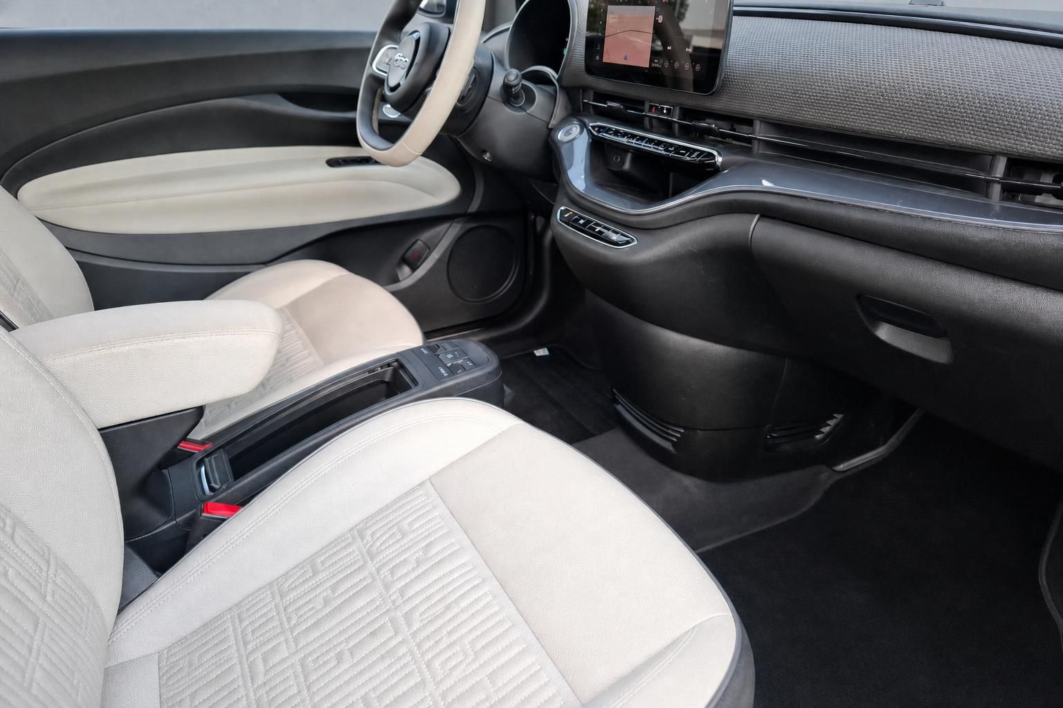 Fiat 500e Innenraum Detailansicht Vordersitze und Mittelkonsole