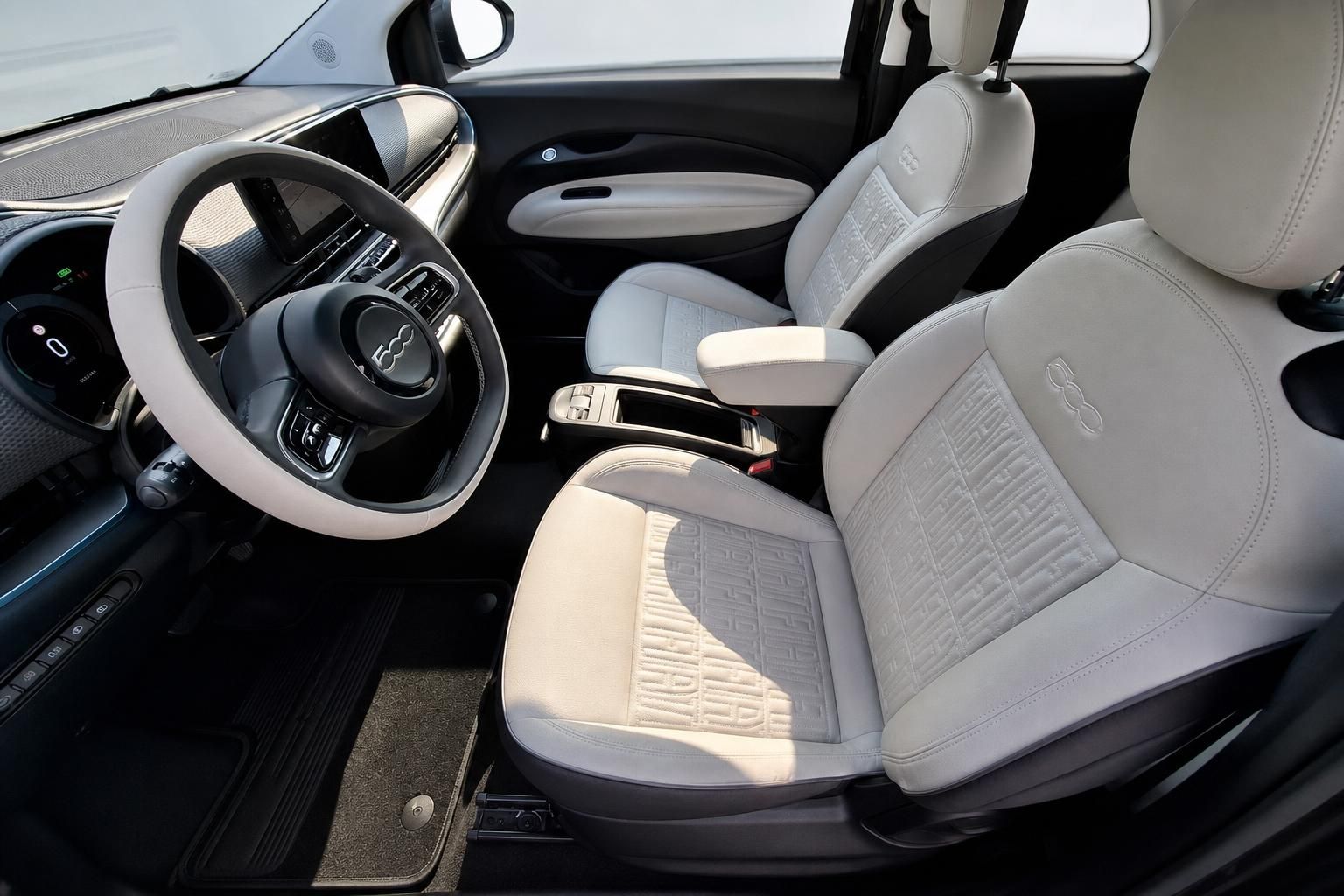 Fiat 500e Cockpit mit Lenkrad, Sitzen und Mittelkonsole im Detail