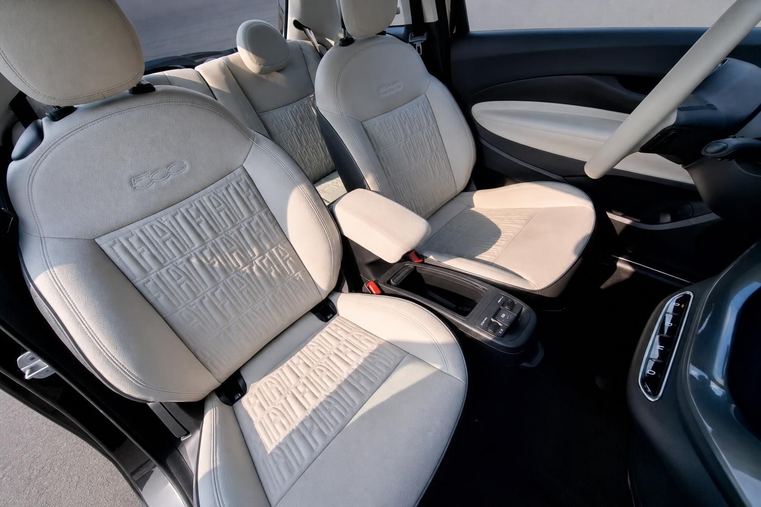 Fiat 500 Innenraum: Vordersitze in hellem Stoff mit Fiat-Prägung