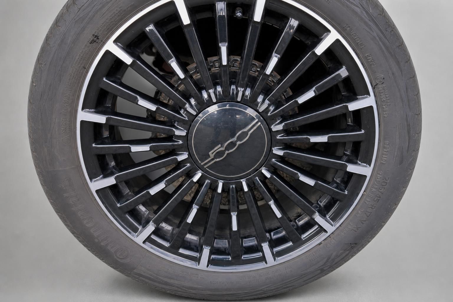 Fiat 500 Leichtmetallfelge mit Continental Reifen in Nahaufnahme