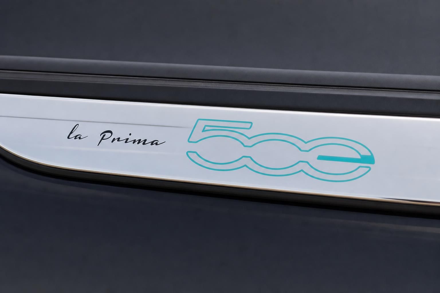 Einstiegsleiste Fiat 500e La Prima mit Logo im Detail