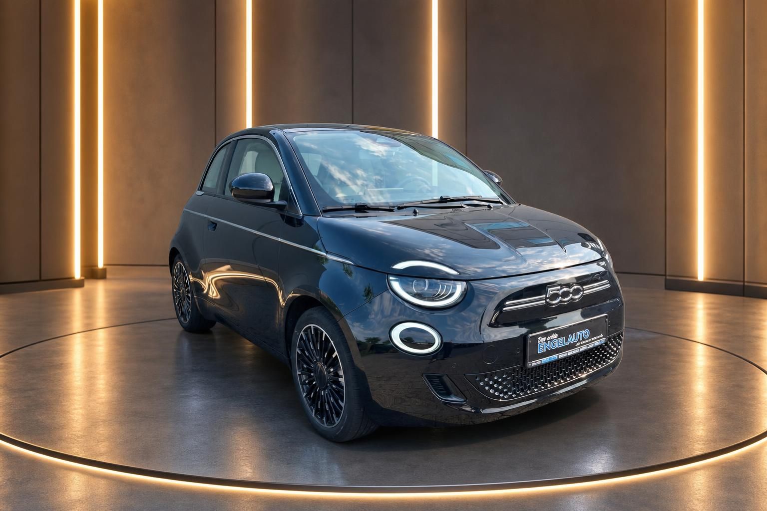 Fiat 500e schwarz Frontansicht in modernem Autohaus-Showroom