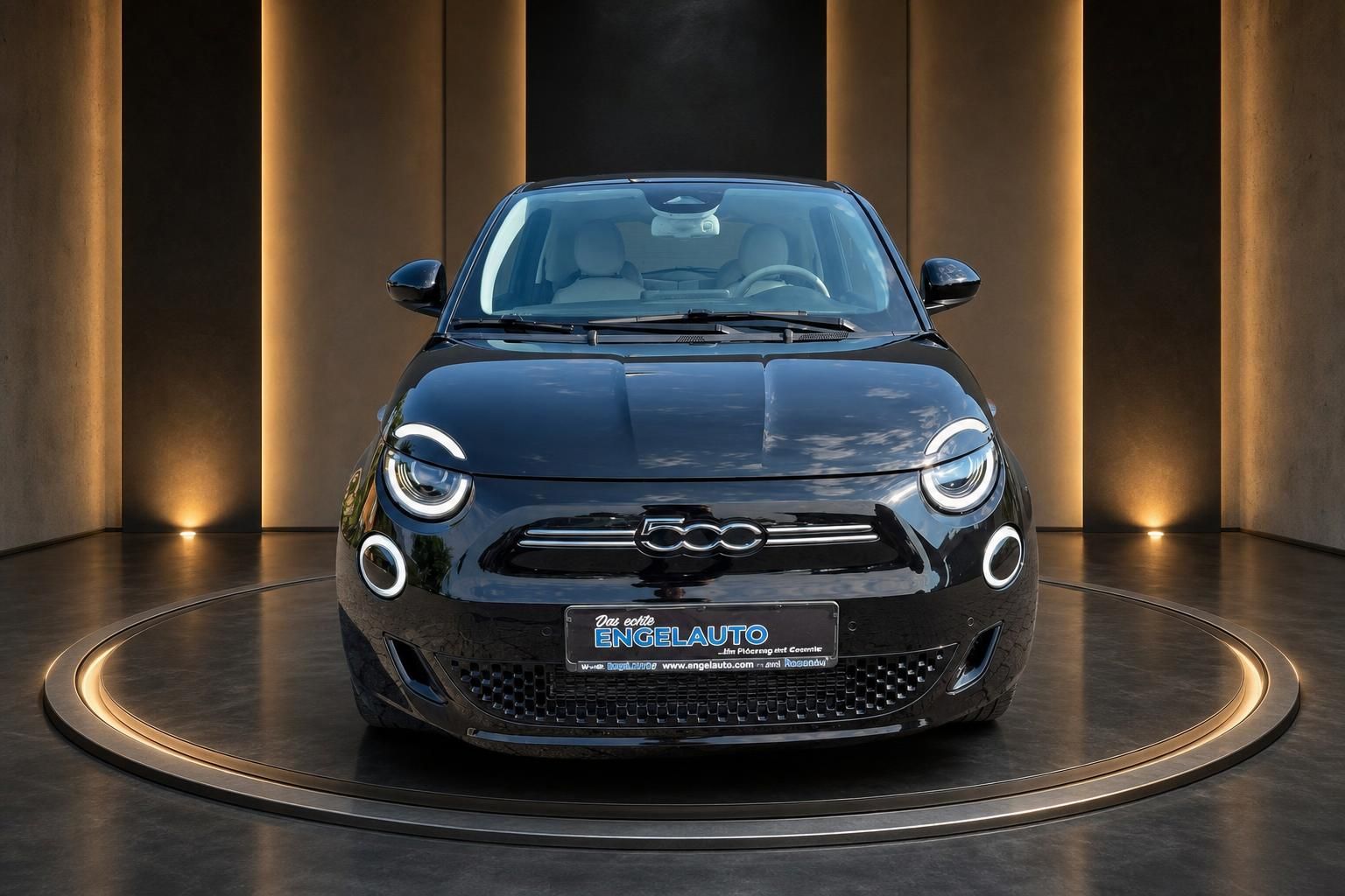 Fiat 500e schwarz Frontansicht mit LED-Scheinwerfern im Showroom
