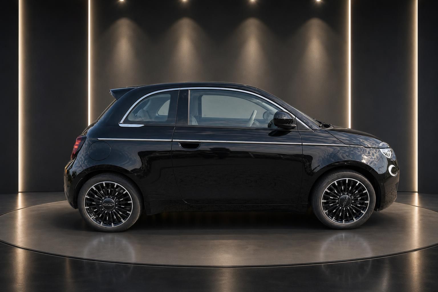 Fiat 500e schwarz Seitenprofil mit Alufelgen im Showroom