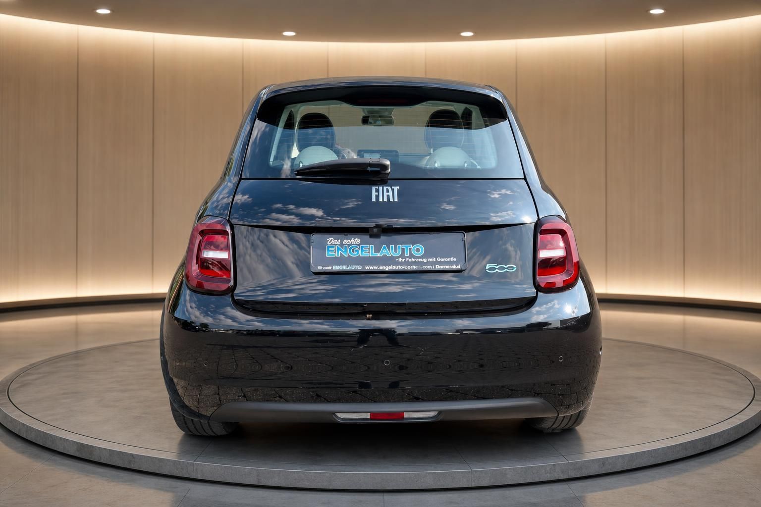 Fiat 500e schwarz Heckansicht in Studio, Elektroauto Kleinwagen