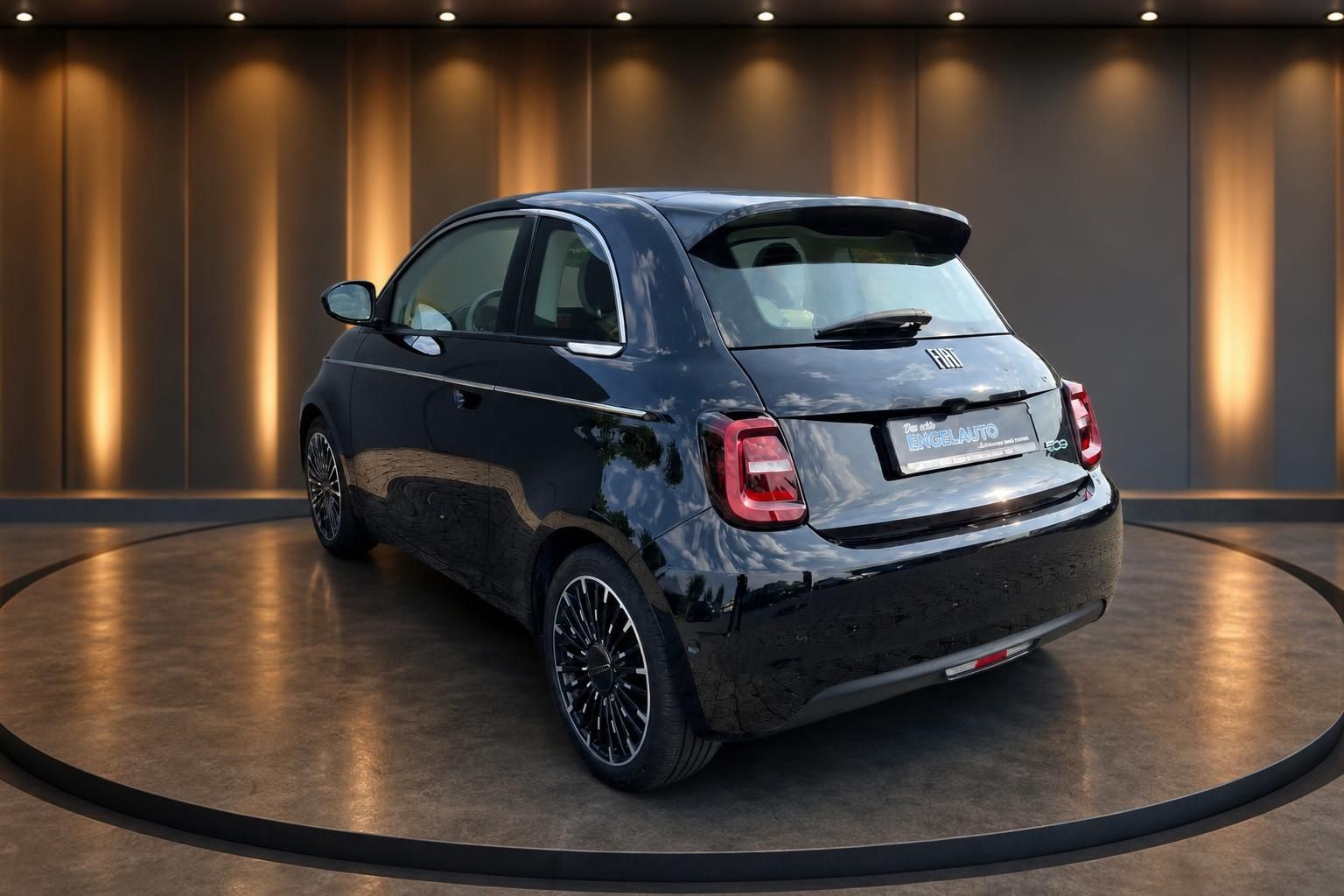 Fiat 500e schwarz Heck-Seitenansicht, Elektroauto im Showroom