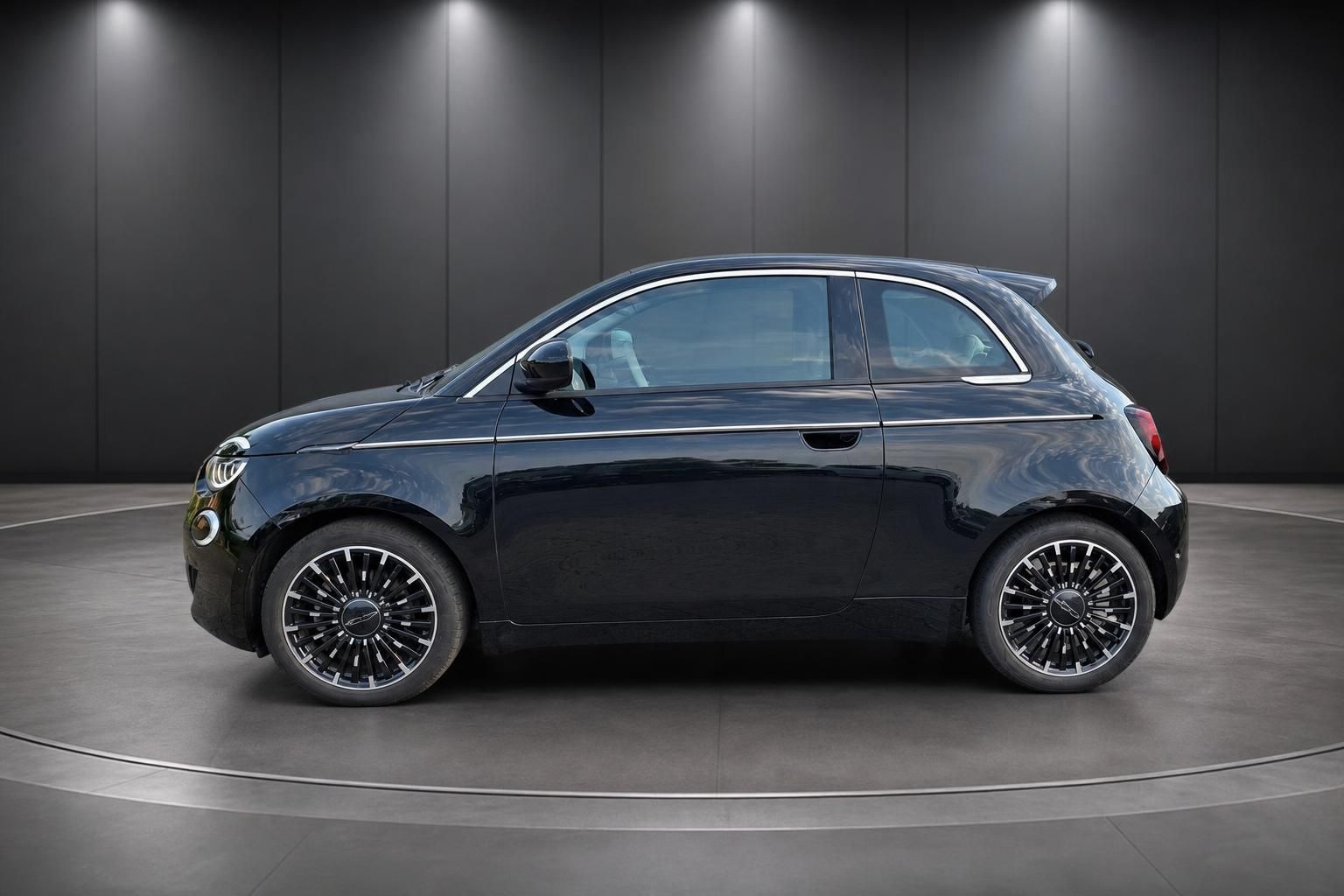 Fiat 500e schwarz Seitenansicht, Elektro-Kleinwagen im Studio