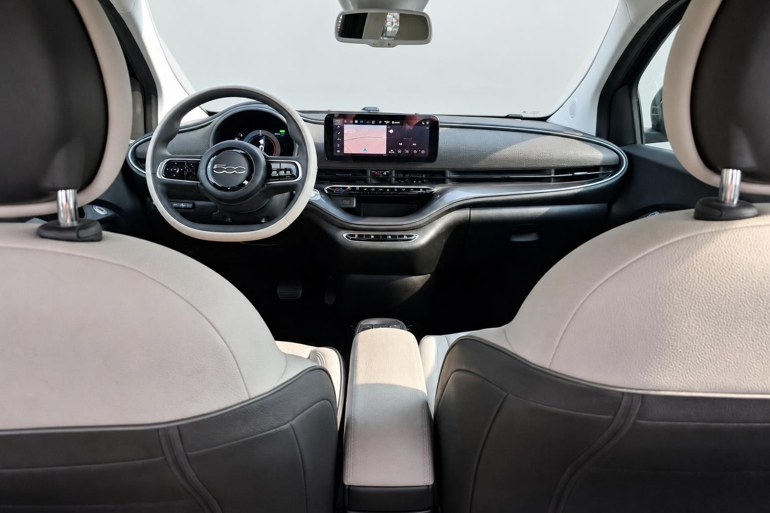 Fiat 500e Innenraum mit Cockpit, Lenkrad und Touchscreen Display