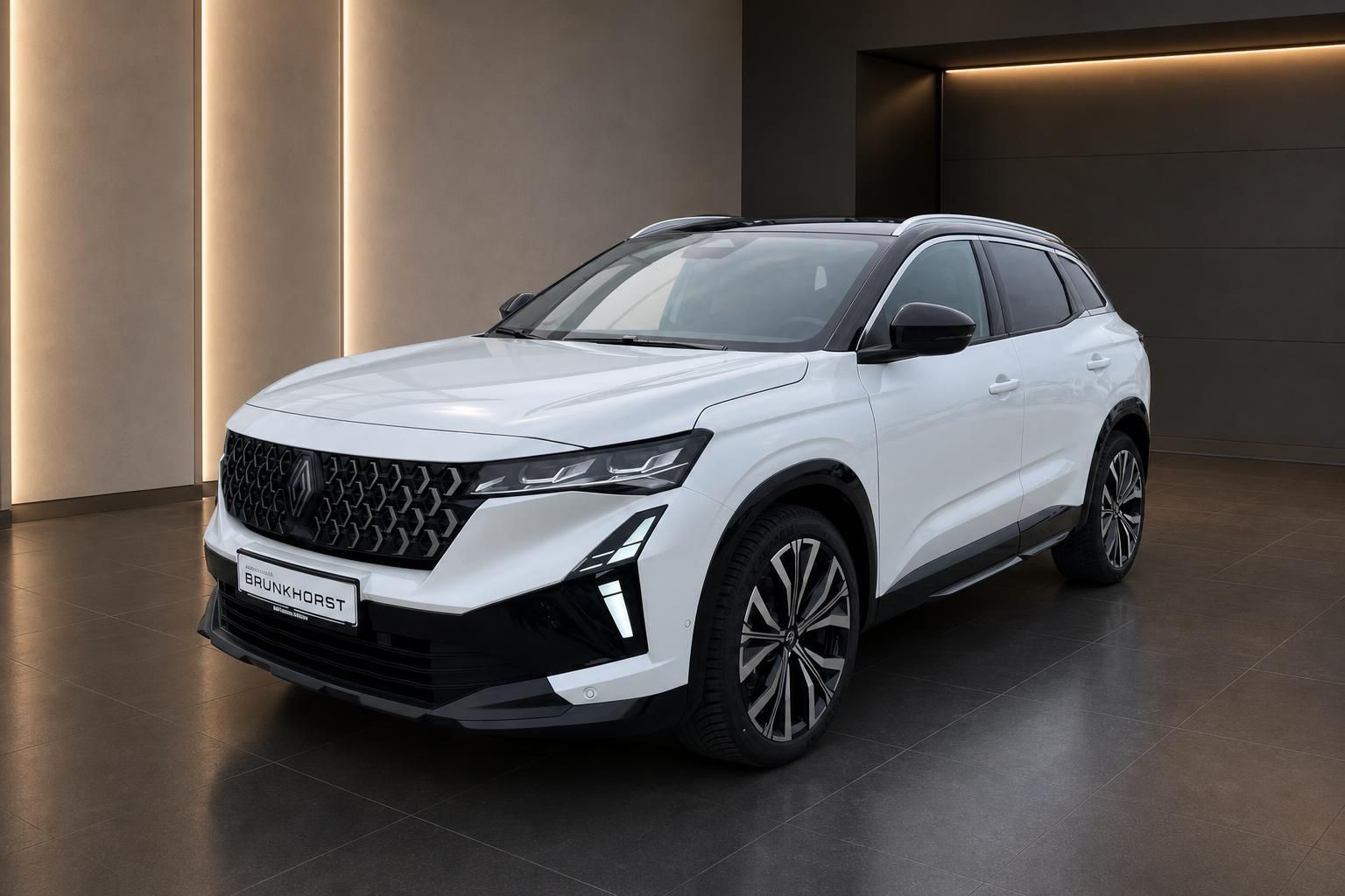 Weißer Renault Austral SUV Seitenansicht im modernen Autohaus Showroom