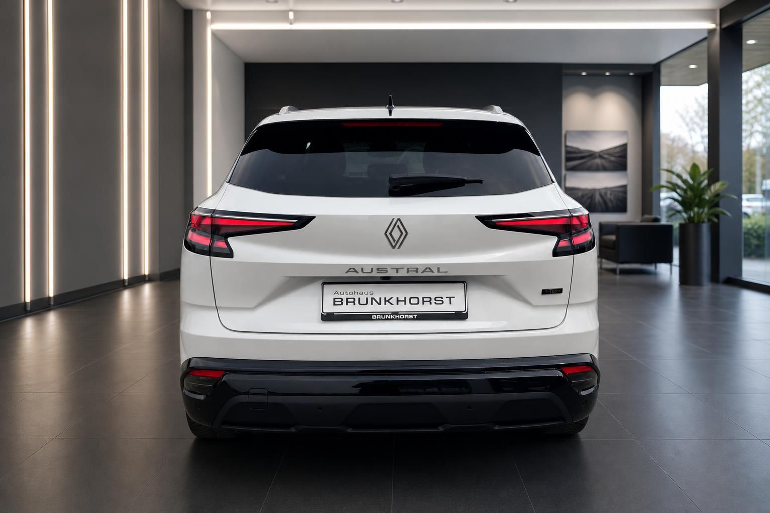 Renault Austral Heckansicht weiß mit LED-Rücklichtern im Autohaus