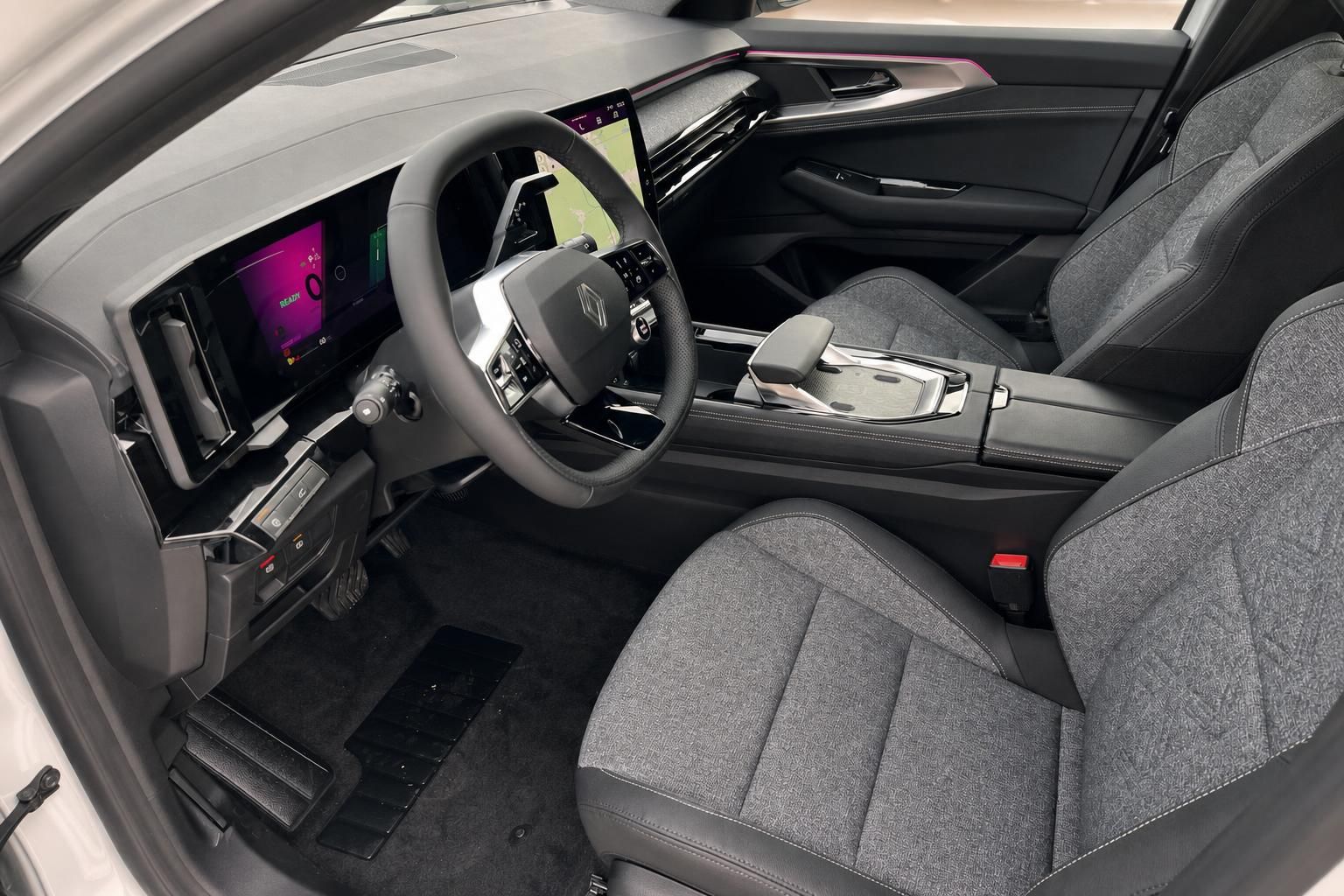 Renault Austral Innenraum grau mit digitalem Cockpit und Touchscreen