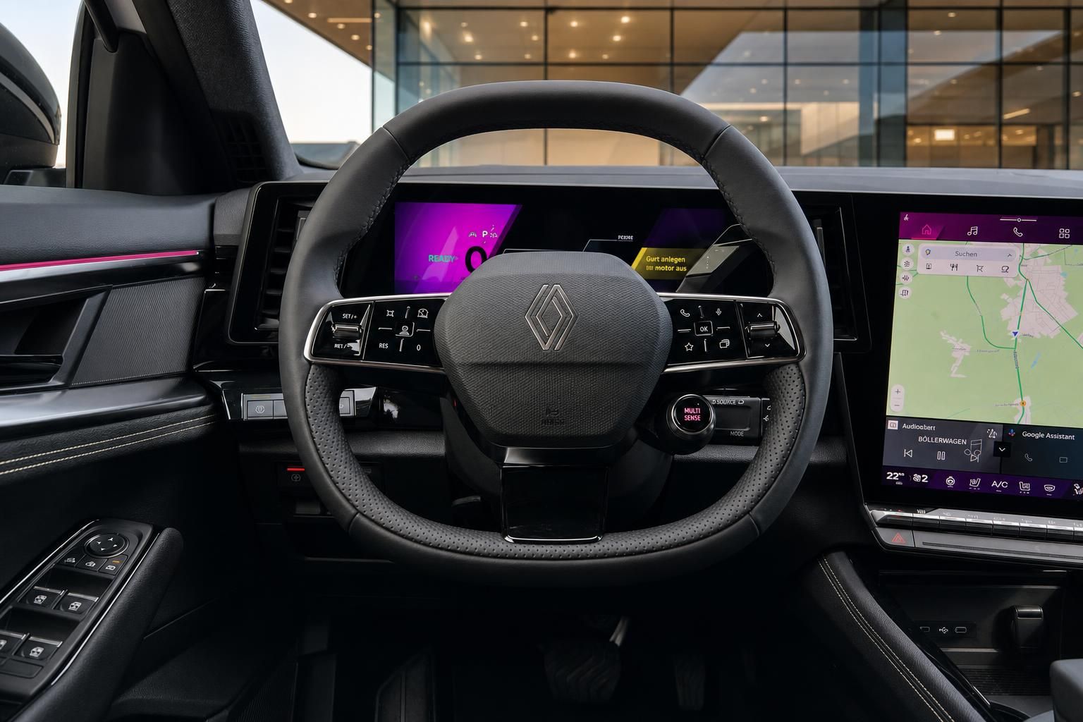 Renault Fahrzeug Innenraum mit schwarzem Lenkrad und digitalem Cockpit Display