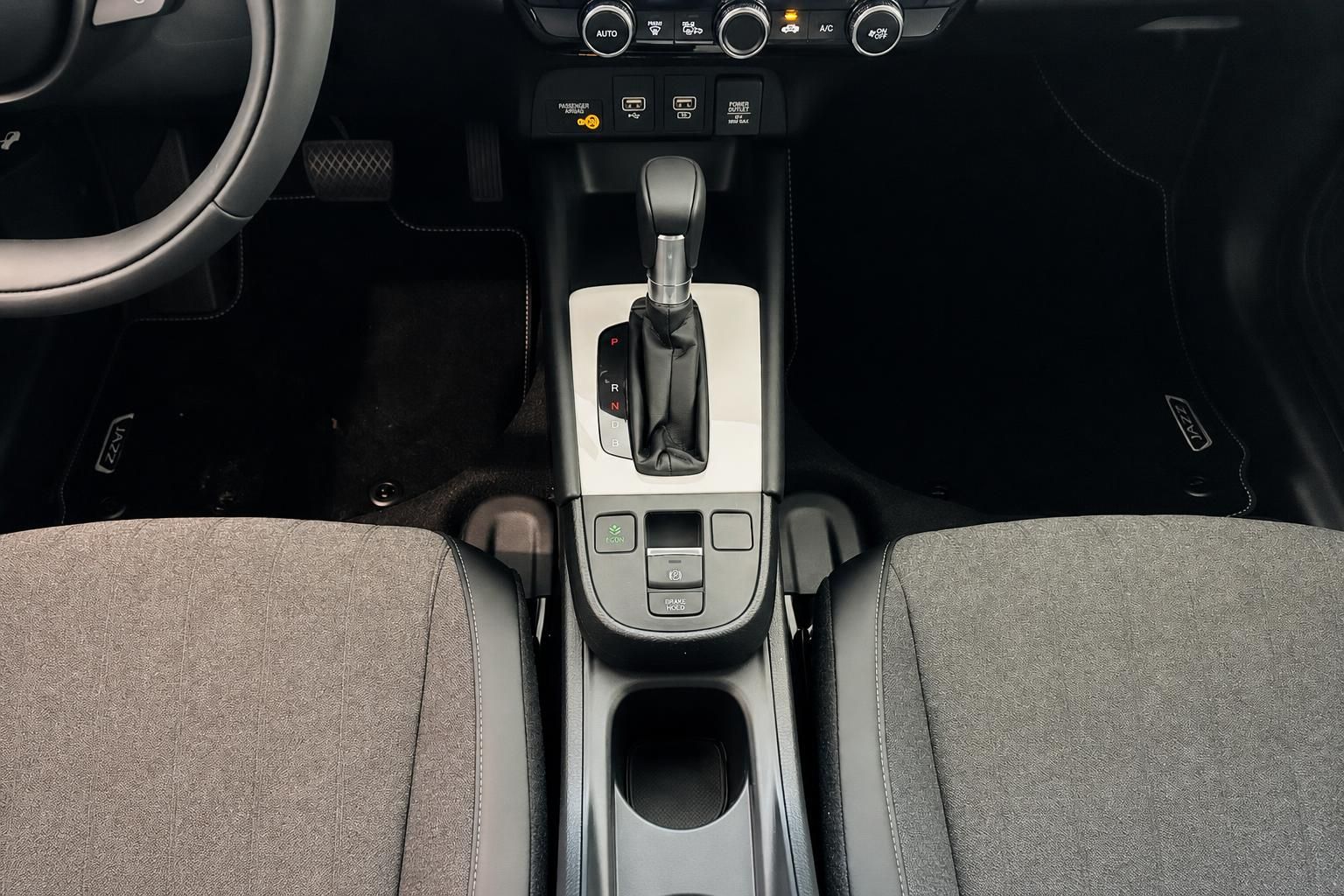 Honda Jazz Mittelkonsole mit Automatikschaltung und Sitzen