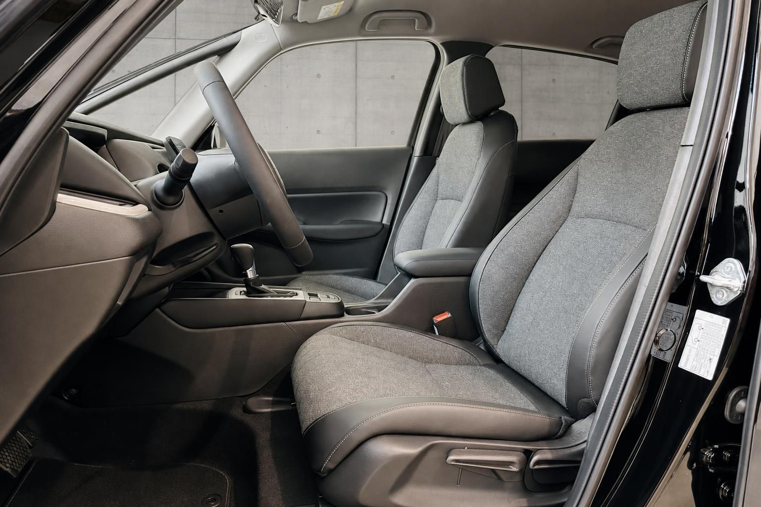 Innenraum mit Vordersitzen in Stoff-Leder-Kombination und Cockpit