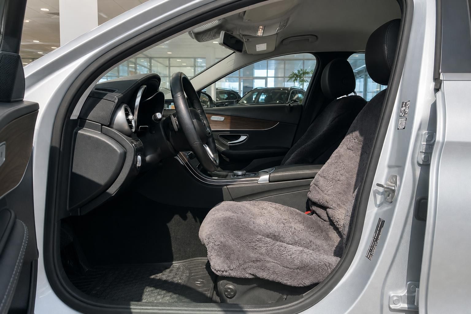 Mercedes-Benz C-Klasse Innenraum mit Lederausstattung und Sitzbezug