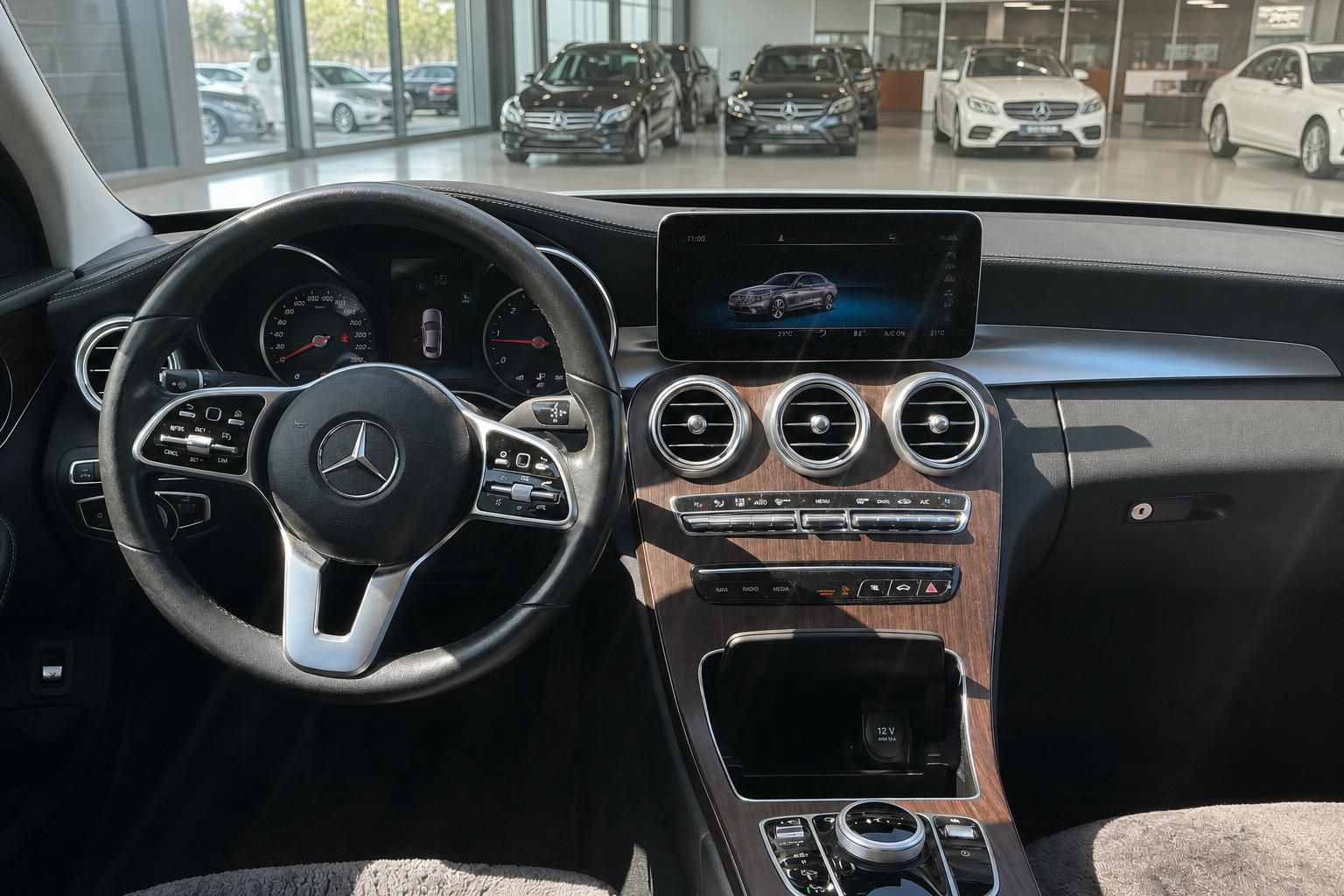 Mercedes-Benz C-Klasse Cockpit mit Lenkrad und Multimediadisplay