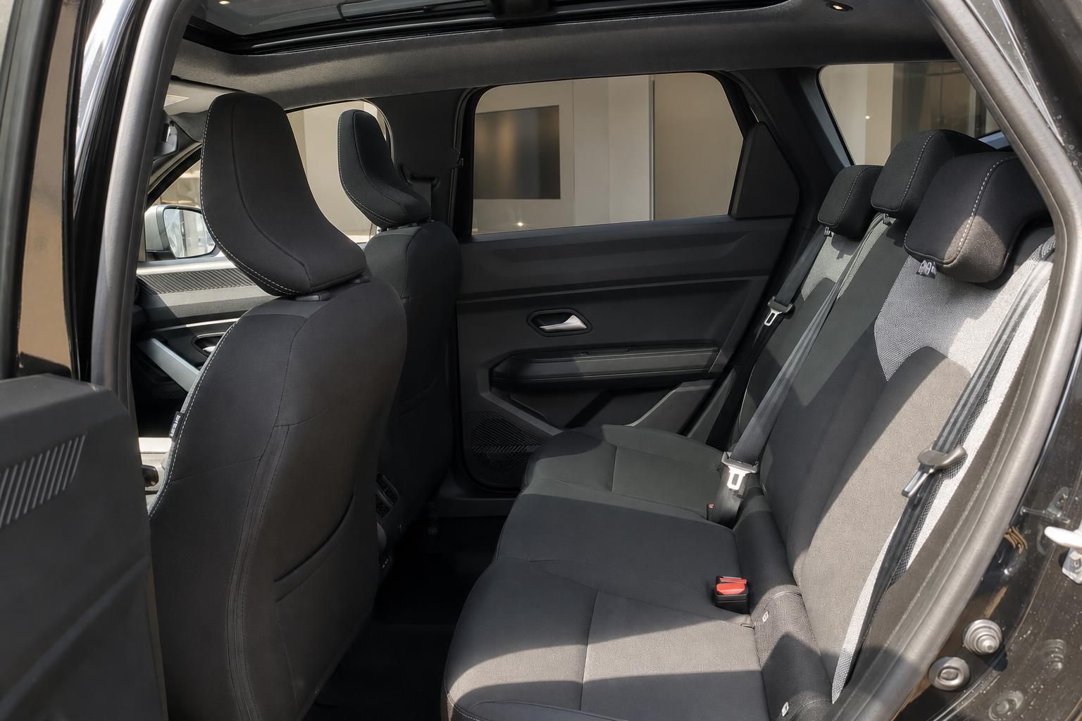 Rücksitze und Fond eines Fahrzeugs mit Panoramadach