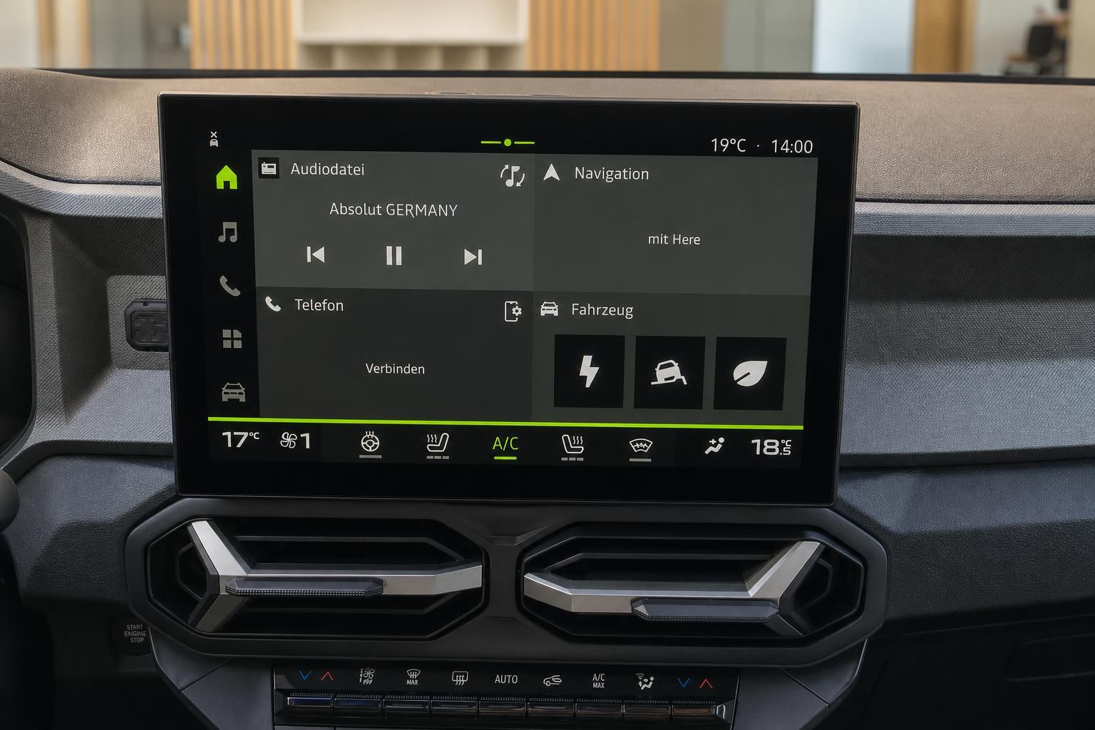 Infotainment-Touchscreen mit Navigation und Klimabedienung im Fahrzeug